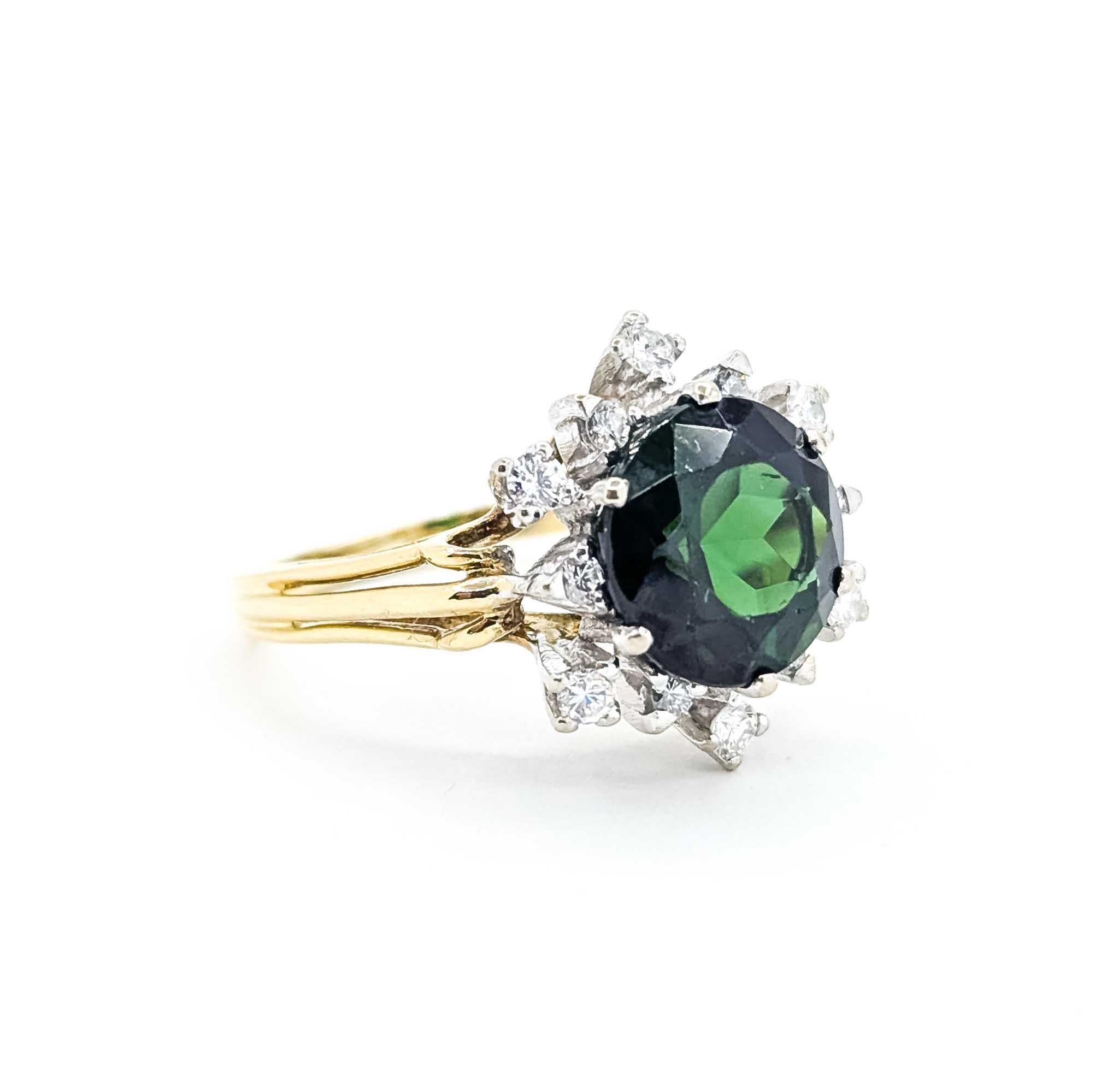 Anillo Copo de Nieve de Turmalina Verde y Diamante en Oro Amarillo de 18k

Te presentamos este exquisito Anillo de Turmalina, elaborado en lujoso oro amarillo de 18 quilates con un cautivador motivo de copo de nieve. El anillo incluye una