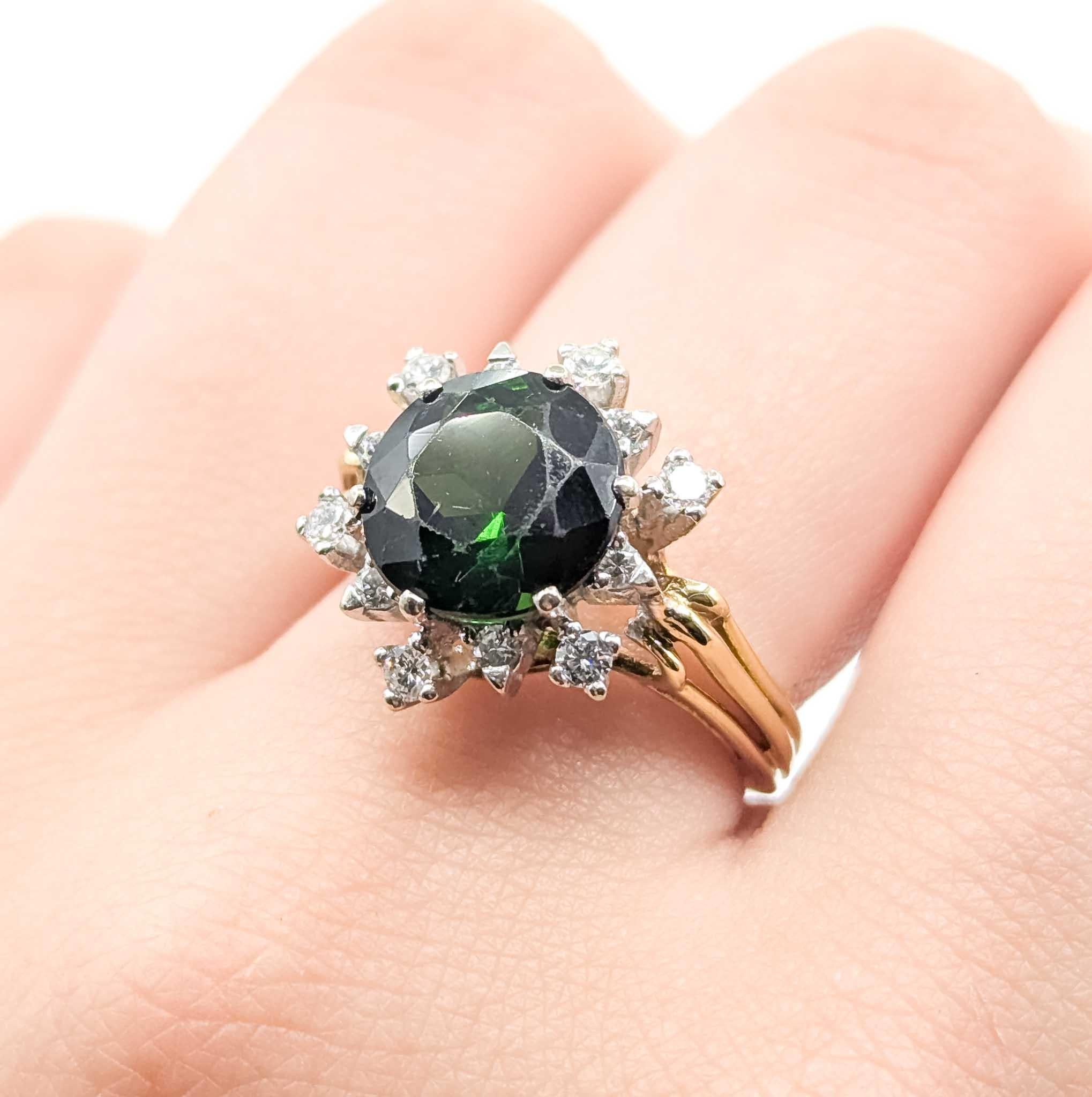 Anillo Copo de Nieve de Turmalina Verde y Diamante en Oro Amarillo de 18k Corte redondo en venta