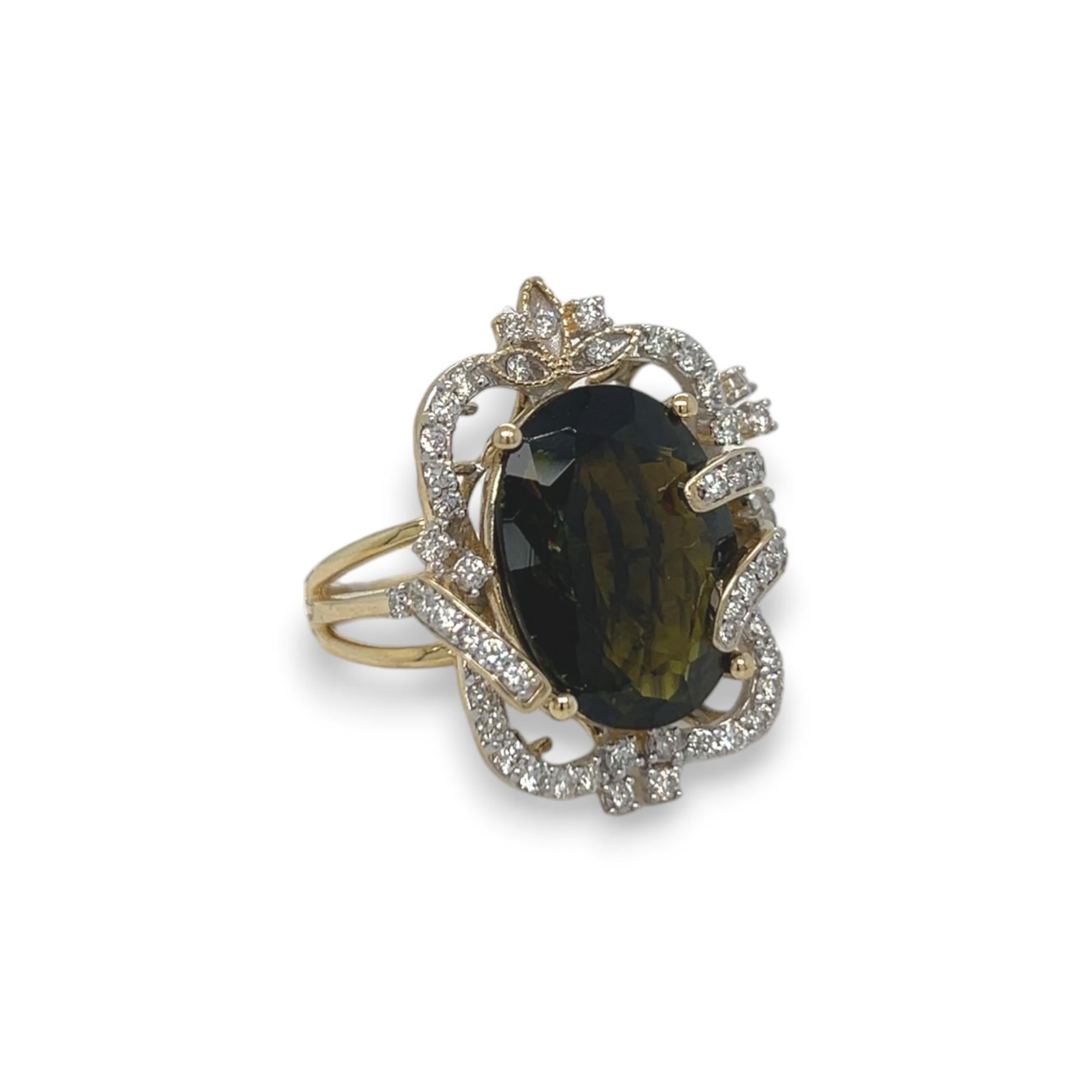 Cette magnifique bague d'inspiration vintage est ornée d'une tourmaline verte ovale de 10,10 carats, rehaussée de 0,94 carats de diamants ronds. Les diamants sont de couleur G/H et de pureté VS2/SI1. Serti en or jaune 14k. La bague peut être