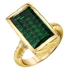 Anello da cocktail in oro giallo con tormalina verde e diamanti, taglio fantasia da 9,13 carati
