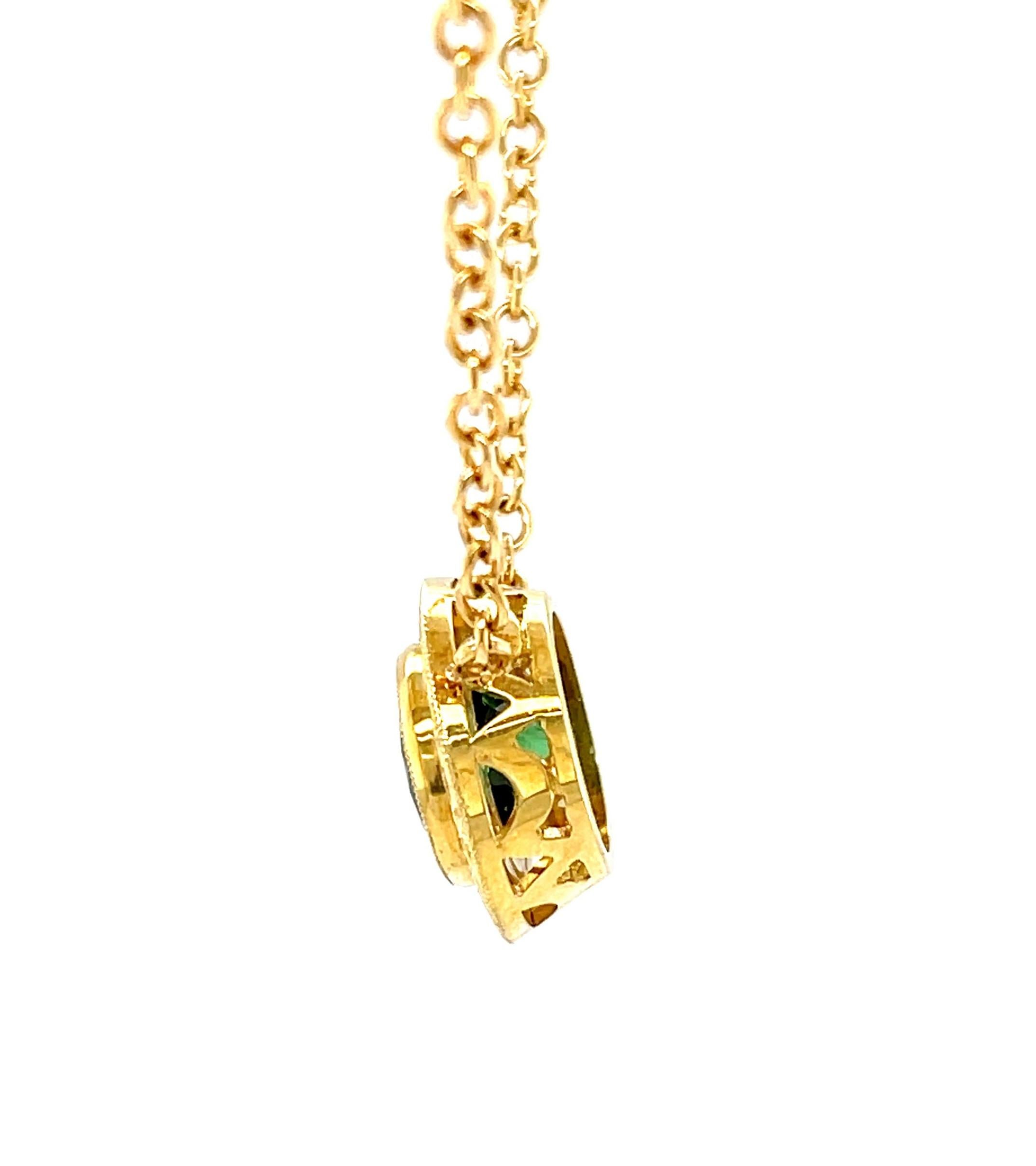 Halskette aus Gelbgold mit grünem Turmalin und gravierter Gelbgold-Lünette, 2,45 Karat (Kunsthandwerker*in) im Angebot