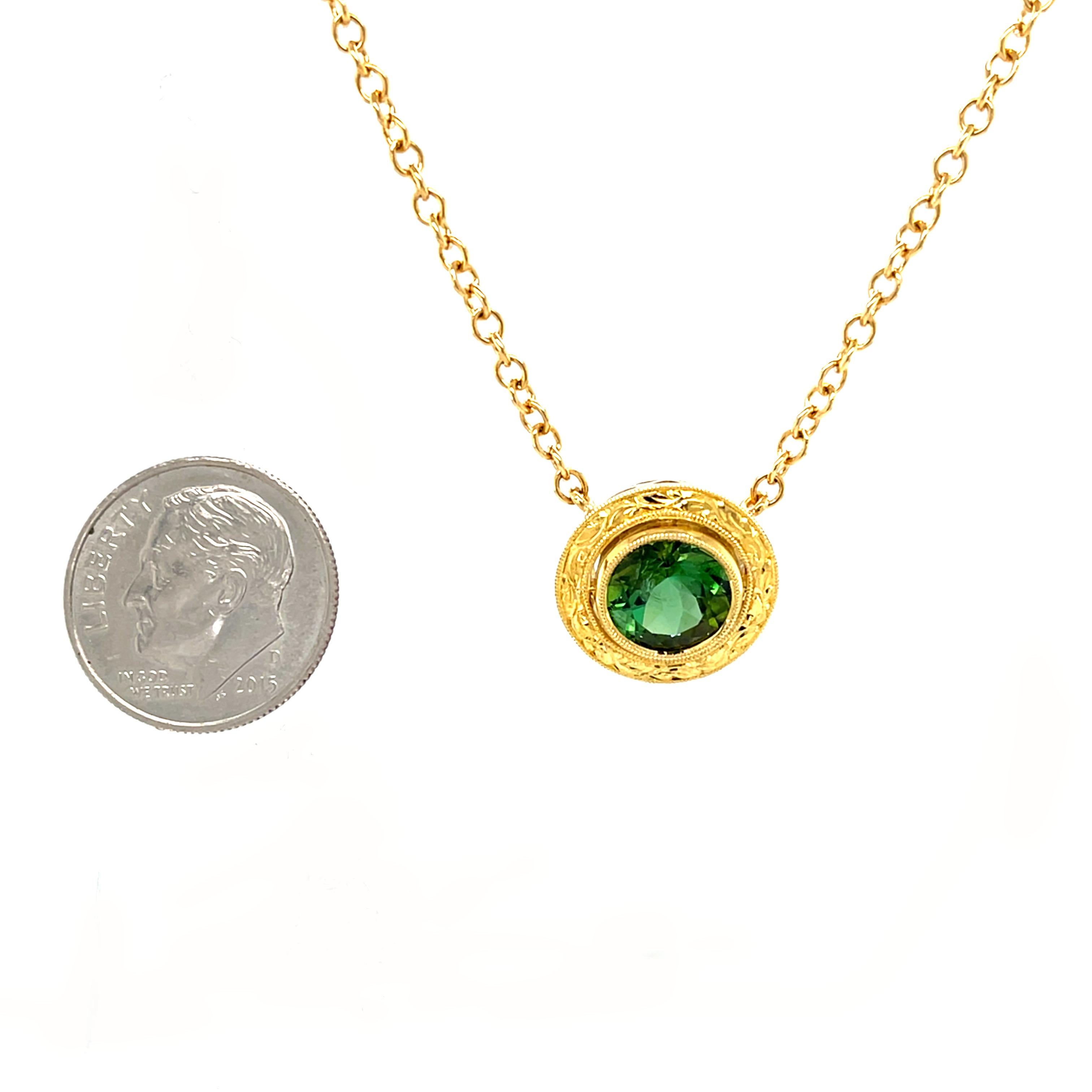 Halskette aus Gelbgold mit grünem Turmalin und gravierter Gelbgold-Lünette, 2,45 Karat im Angebot 1