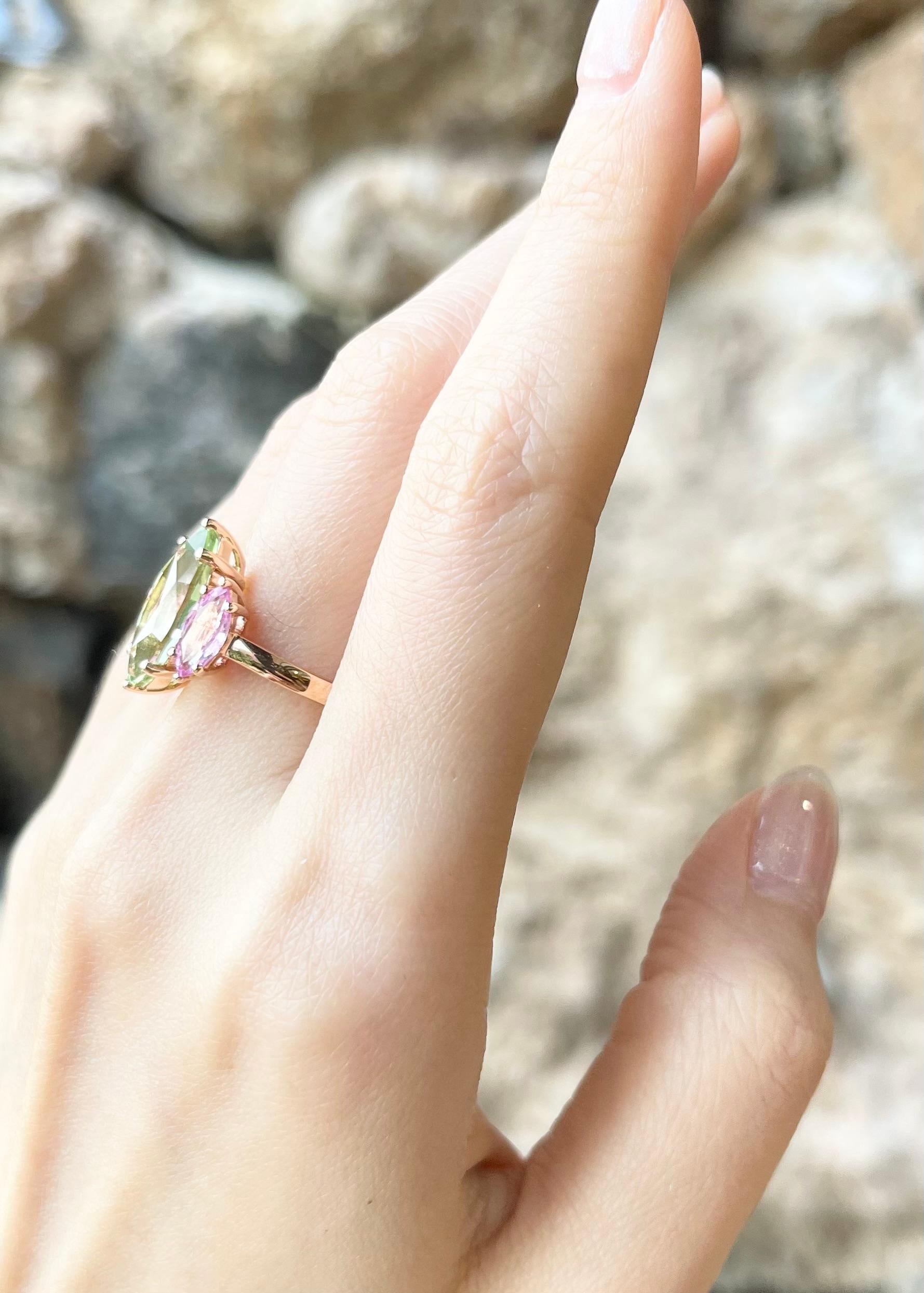 Contemporary Green Tourmaline and Pink Sapphire Ring set in 18K Rose Gold Settings For Sale