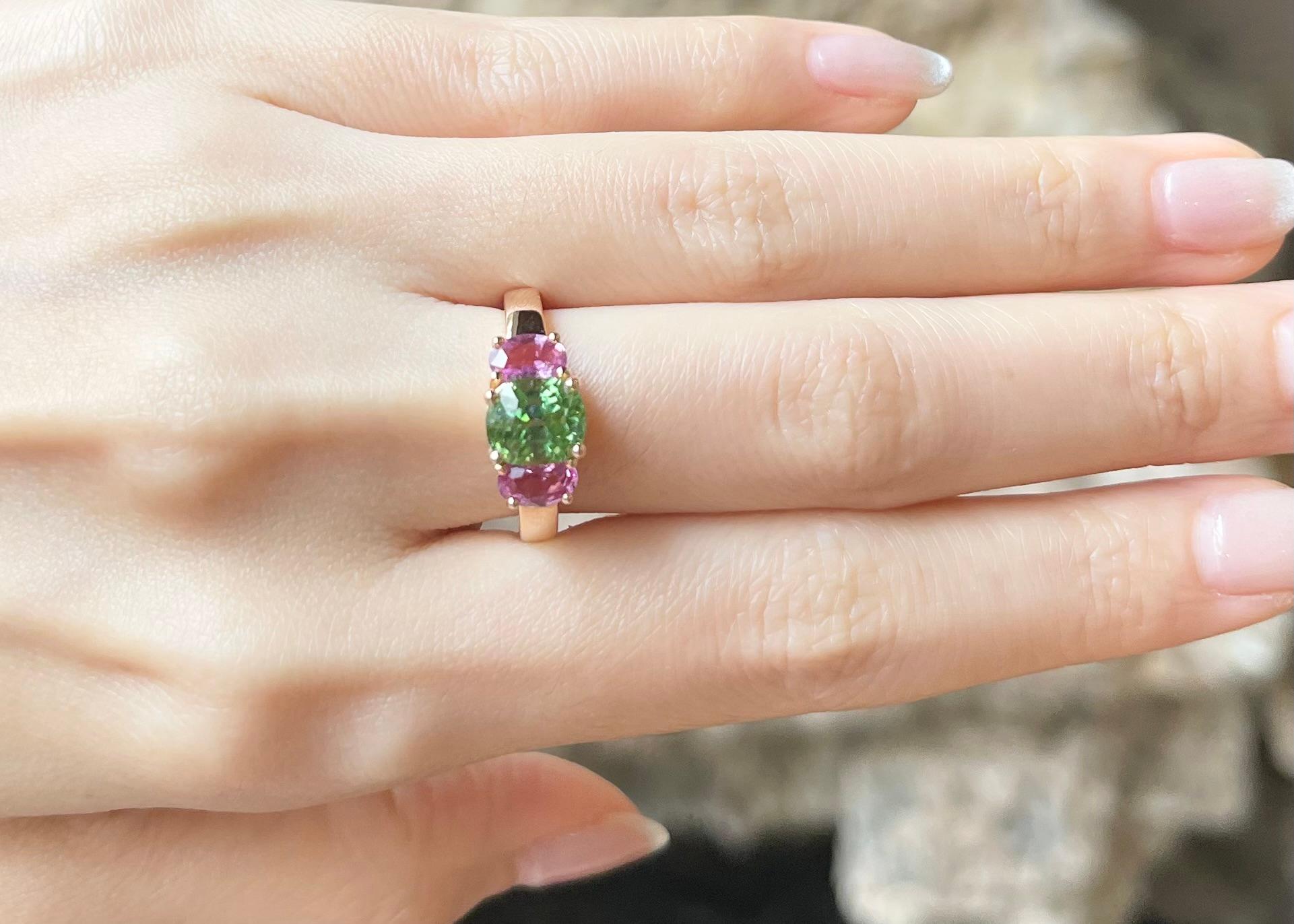 Contemporary Green Tourmaline and Pink Sapphire Ring set in 18K Rose Gold Settings For Sale