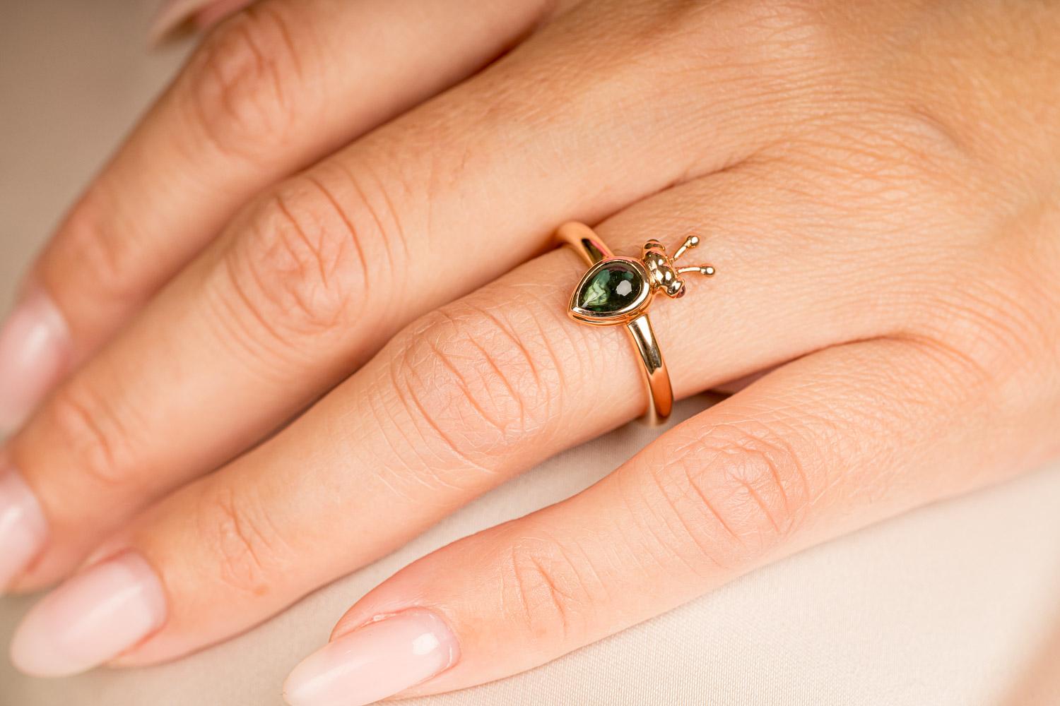 Moderner Ring aus 18 Karat Gelbgold mit grünem Turmalin (Zeitgenössisch) im Angebot