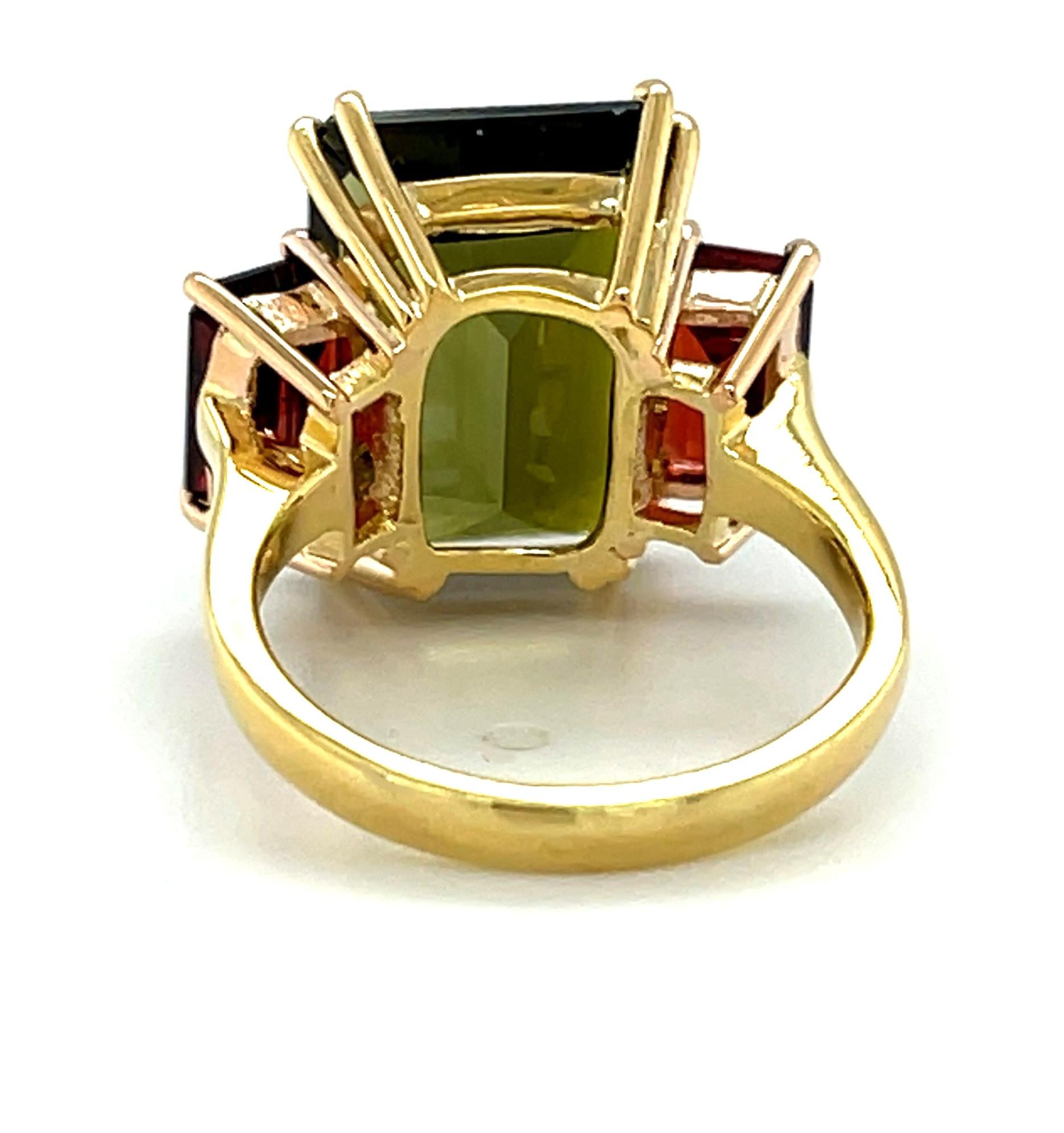 Green Tourmaline and Red Garnet Three-Stone Ring in 18k Yellow and Rose Gold In New Condition For Sale In Los Angeles, CA