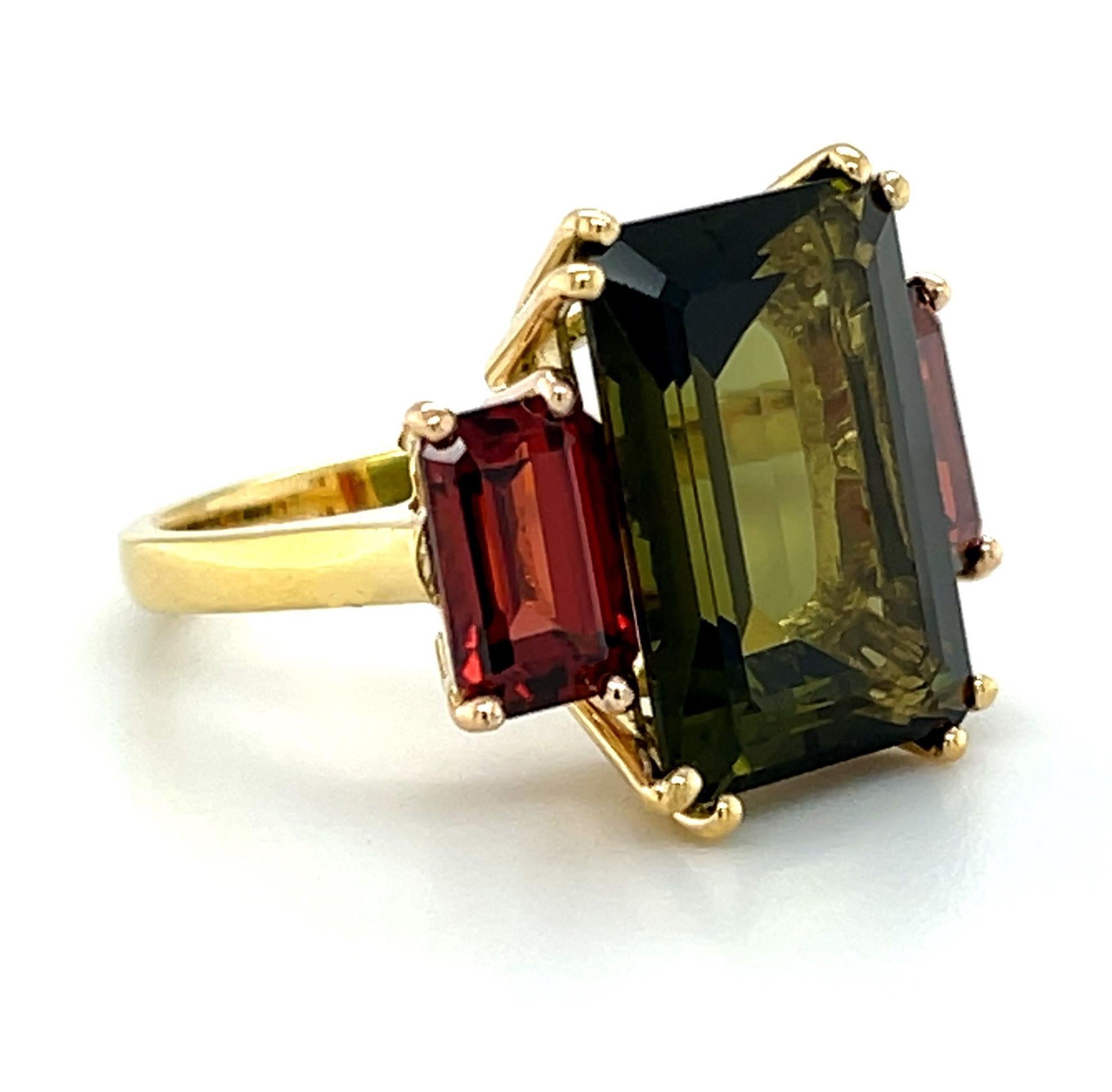 Green Tourmaline and Red Garnet Three-Stone Ring in 18k Yellow and Rose Gold For Sale 1