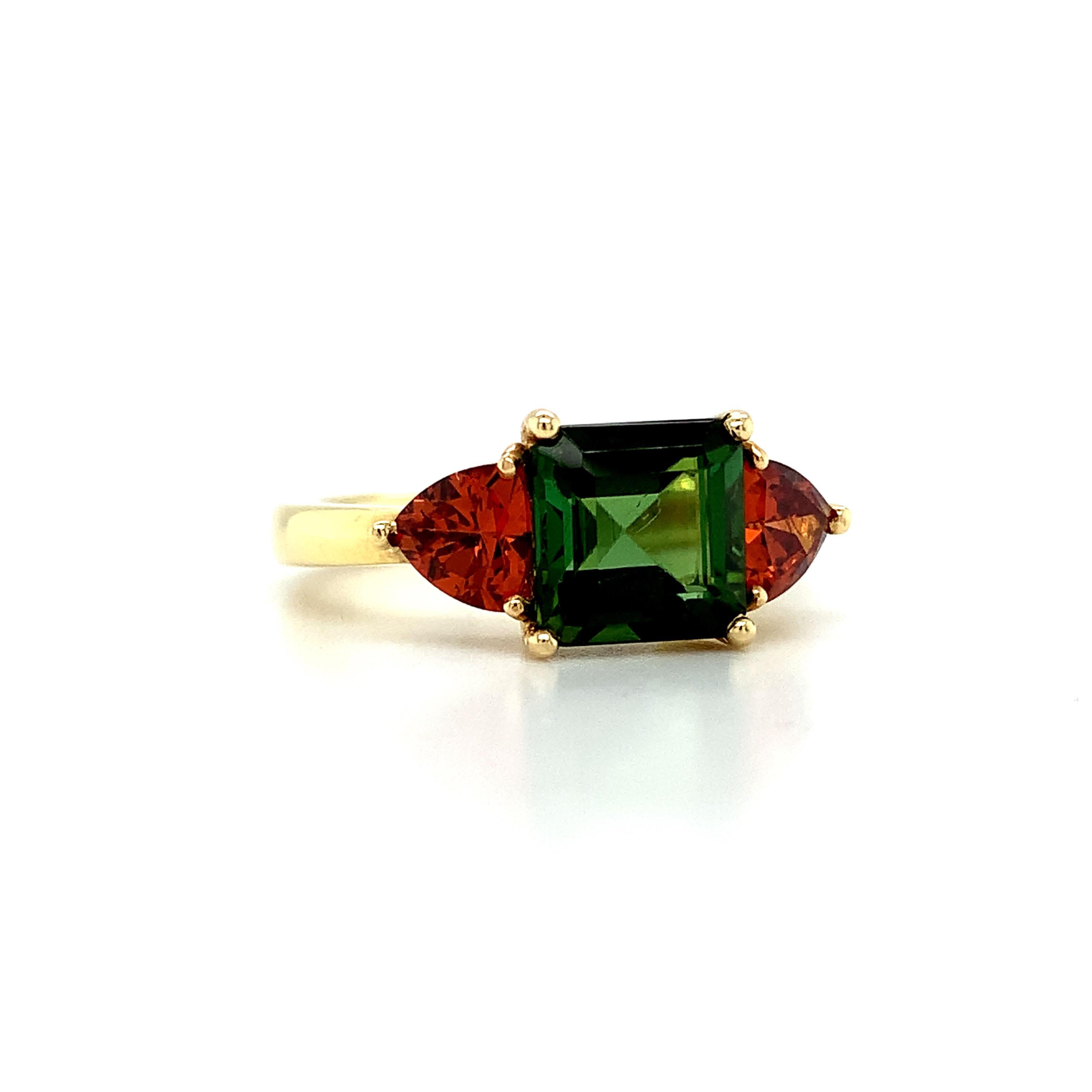 Dreistein-Ring mit grünem Turmalin und Spessartit-Granat aus 18k Gelbgold (Kunsthandwerker*in) im Angebot