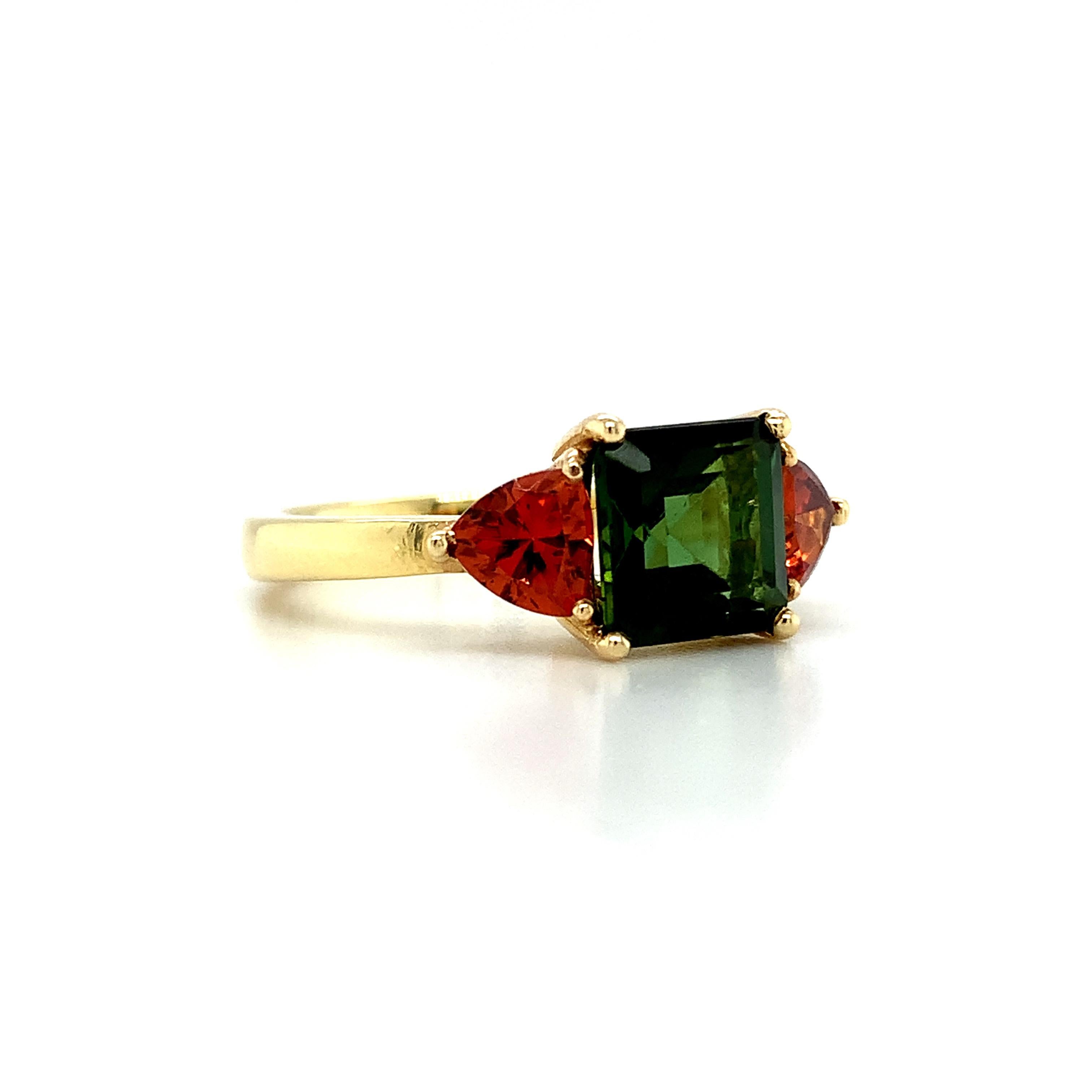 Dreistein-Ring mit grünem Turmalin und Spessartit-Granat aus 18k Gelbgold (Carréeschliff) im Angebot