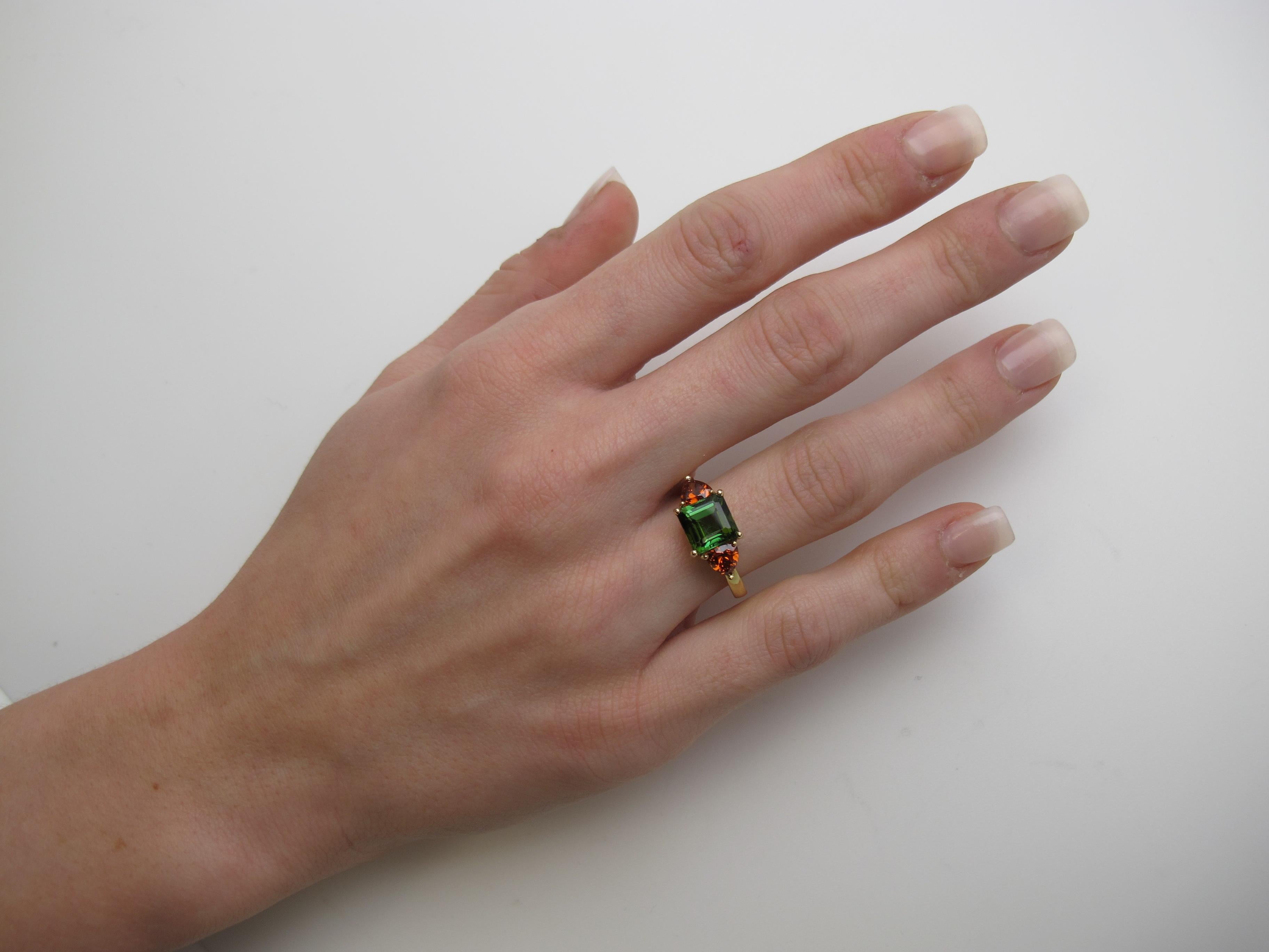 Dreistein-Ring mit grünem Turmalin und Spessartit-Granat aus 18k Gelbgold im Angebot 3
