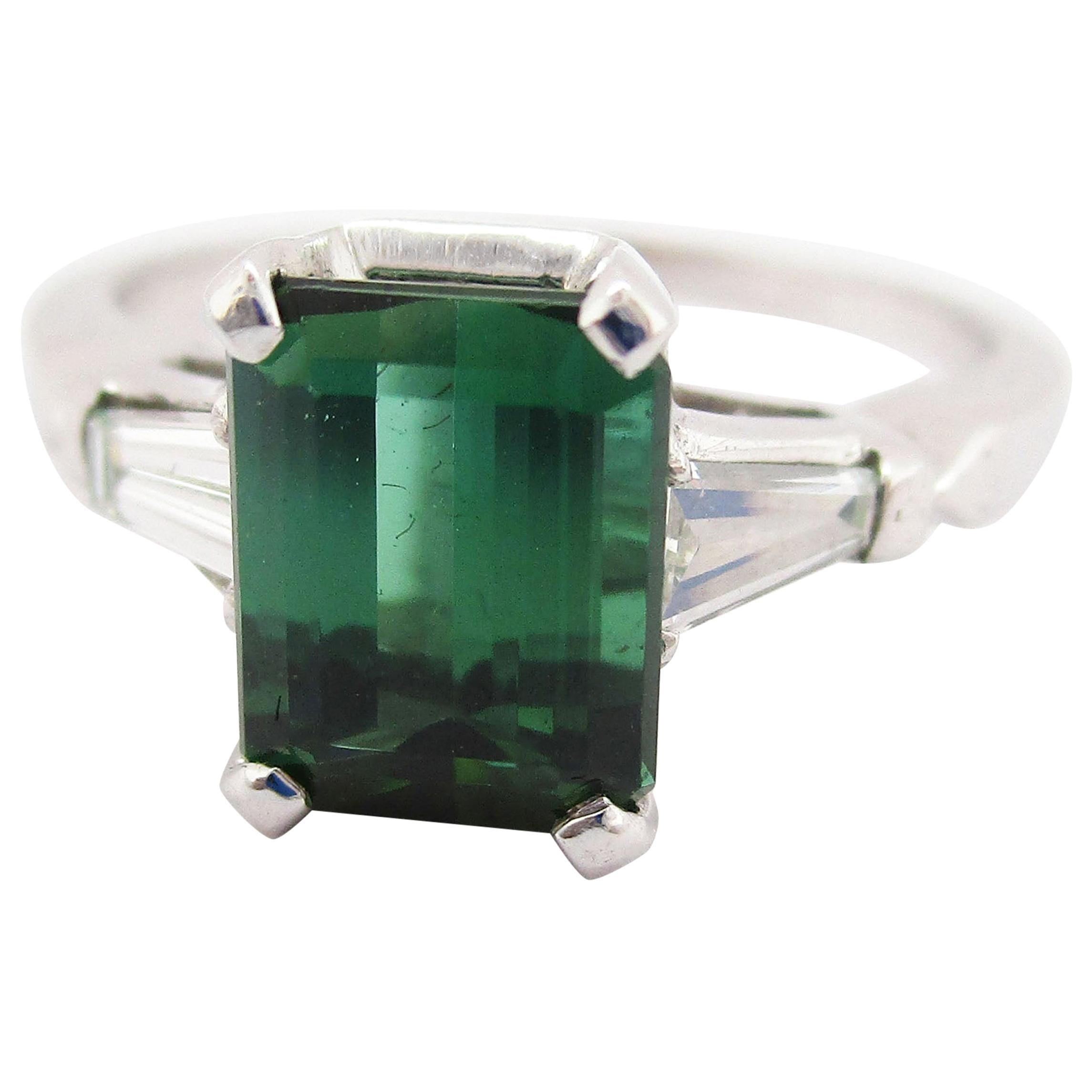 Bague en platine avec tourmaline verte et diamant baguette effilée