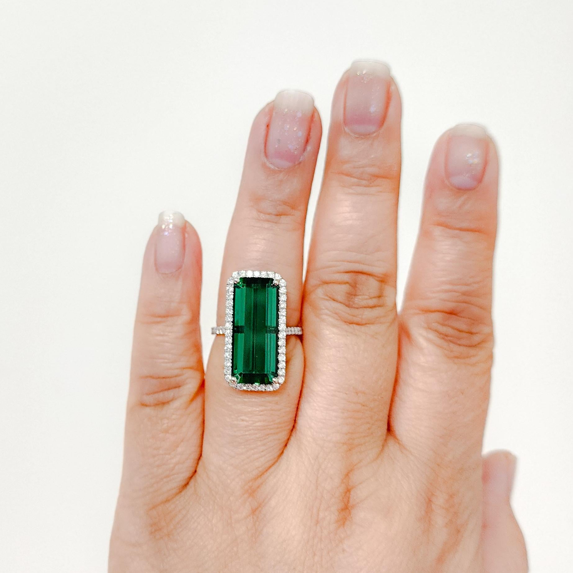 Preciosa turmalina verde talla esmeralda de 13,01 quilates con diamantes blancos redondos de 0,60 quilates.  Hecho a mano en platino.  Anillo talla 6,25.