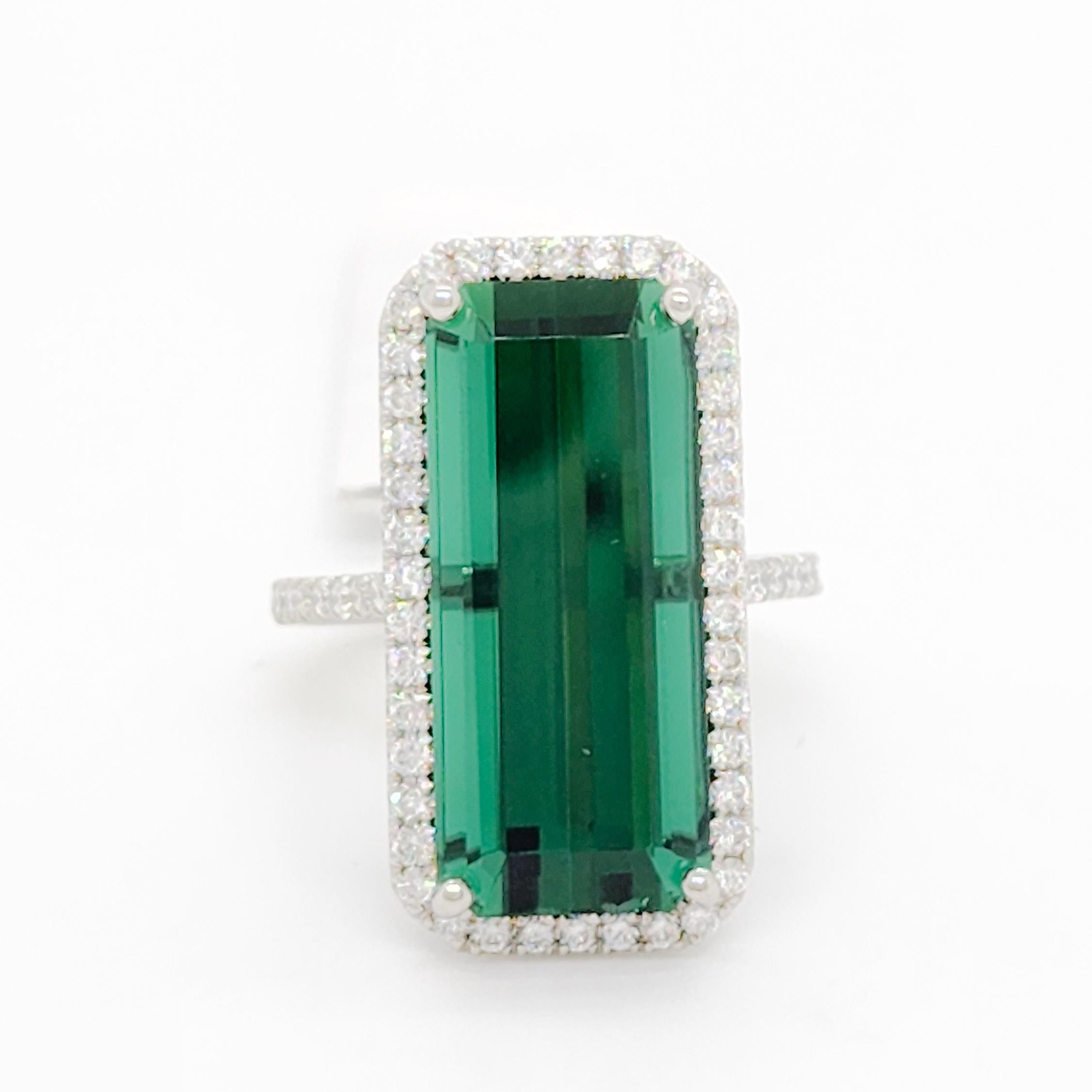 Anillo de Cóctel de Turmalina Verde y Diamante Blanco en Platino Corte esmeralda en venta