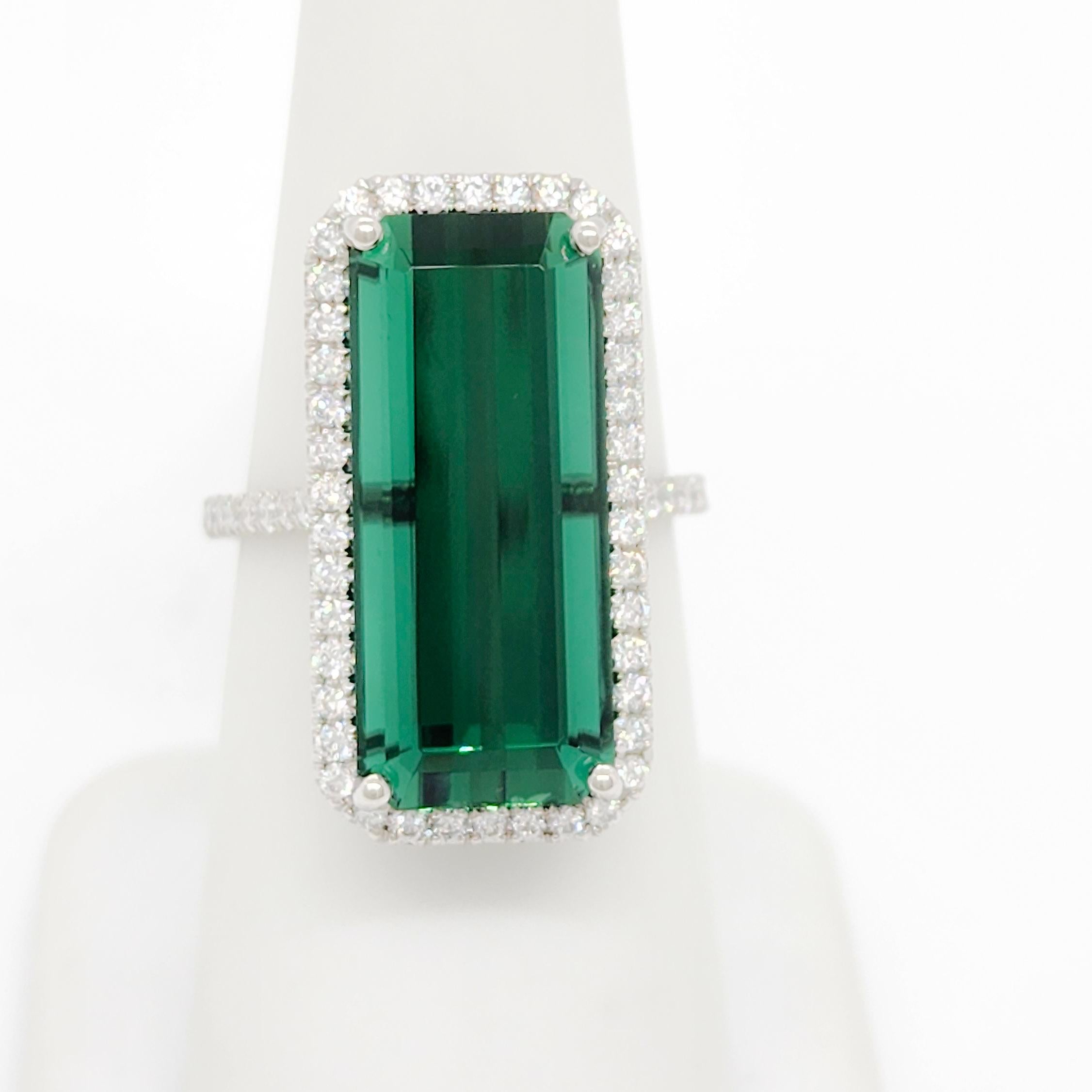 Anillo de Cóctel de Turmalina Verde y Diamante Blanco en Platino en Nuevo estado para la venta en Los Angeles, CA