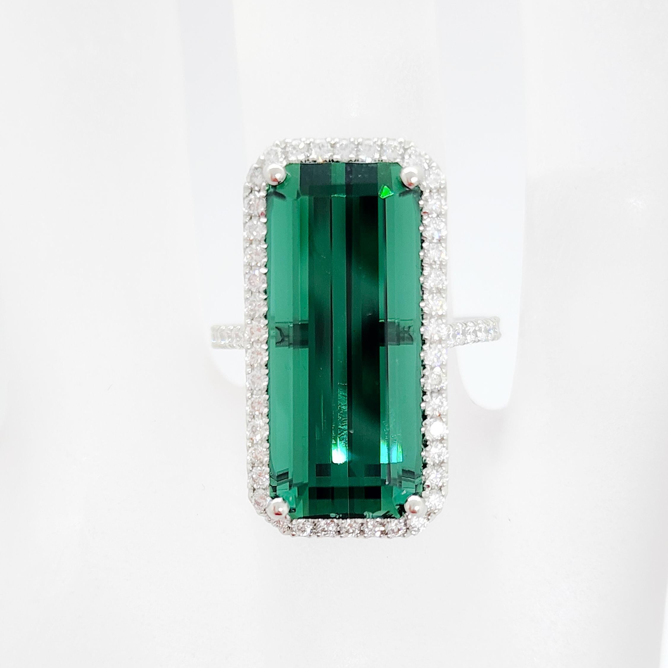 Anillo de Cóctel de Turmalina Verde y Diamante Blanco en Platino en venta 1
