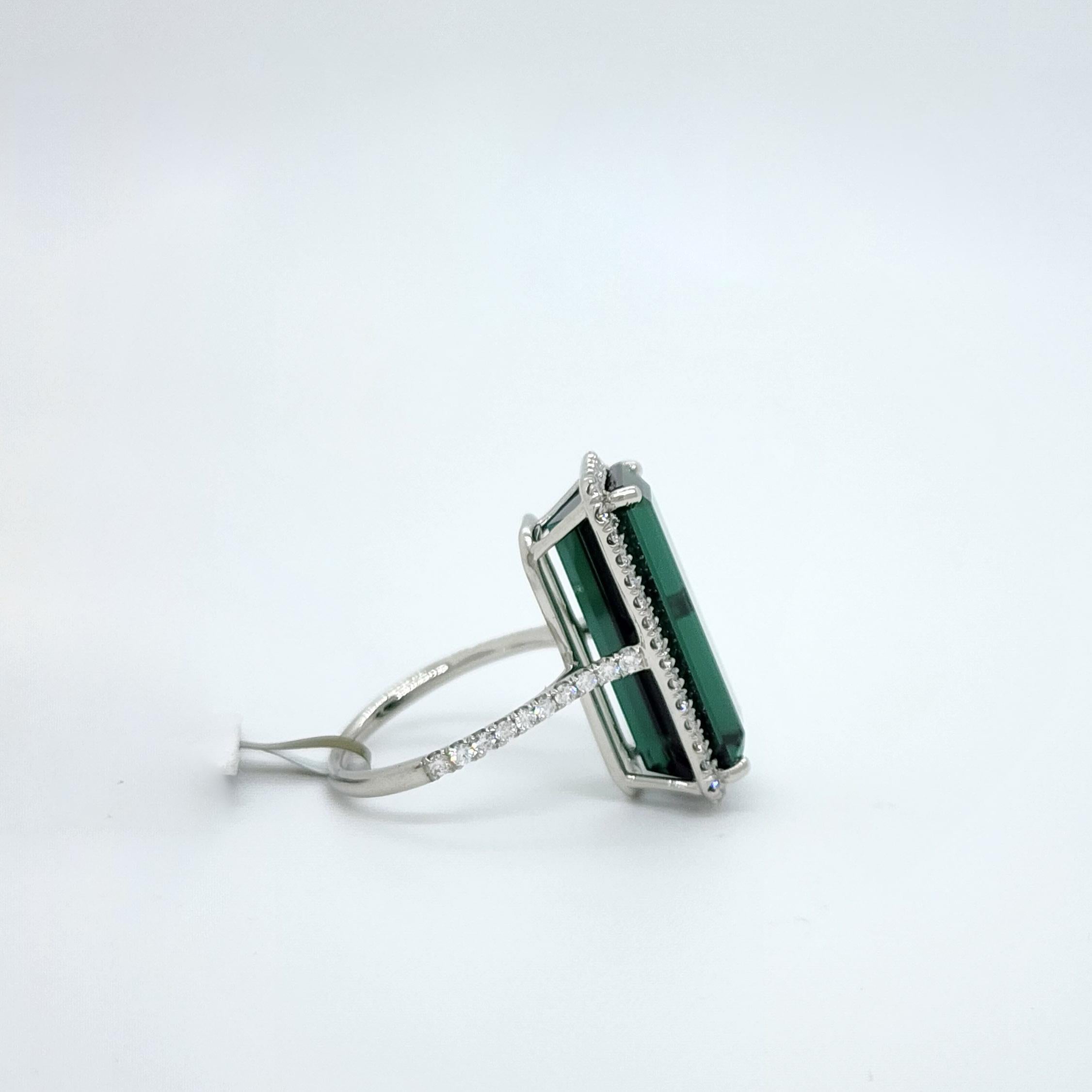Anillo de Cóctel de Turmalina Verde y Diamante Blanco en Platino en venta 2