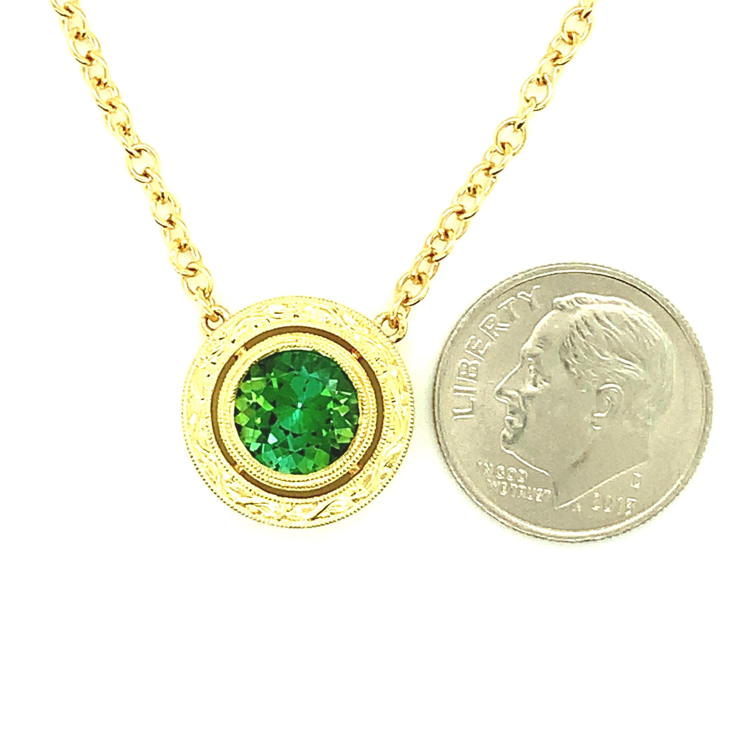 Green Tourmaline and Yellow Gold Round Bezel Engraved Pendant Chain Necklace In New Condition In Los Angeles, CA