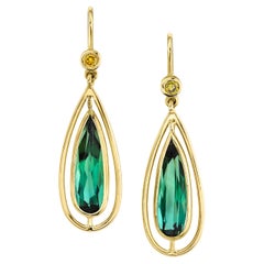 Pendientes Colgantes de Turmalina Verde y Zafiro Amarillo con Halos de Oro Amarillo