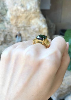 Bague en or 18 carats sertie d'une tourmaline verte et de saphirs jaunes