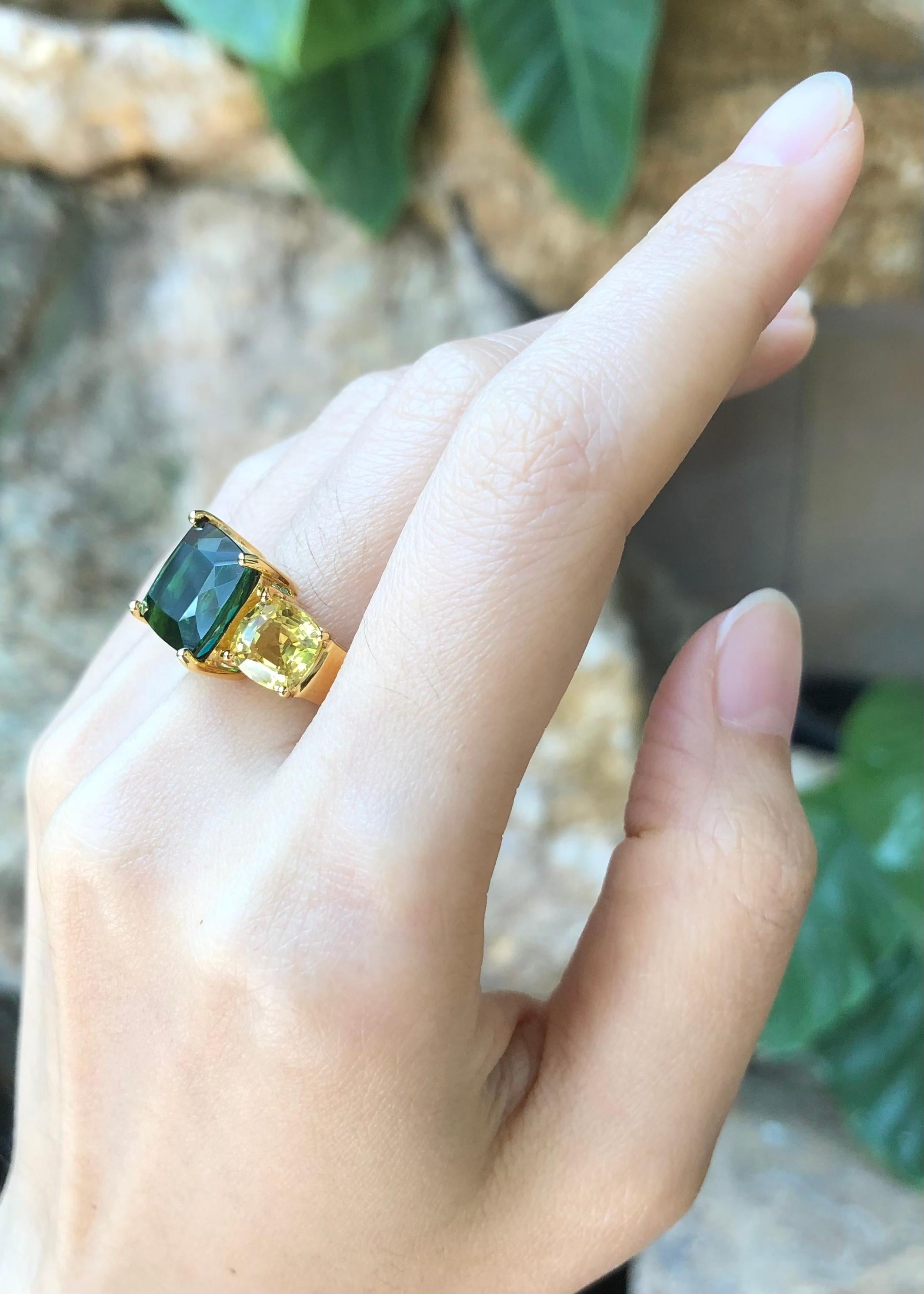 Contemporary Green Tourmaline and Yellow Sapphire Ring Set in 18 Karat Gold Settings For Sale