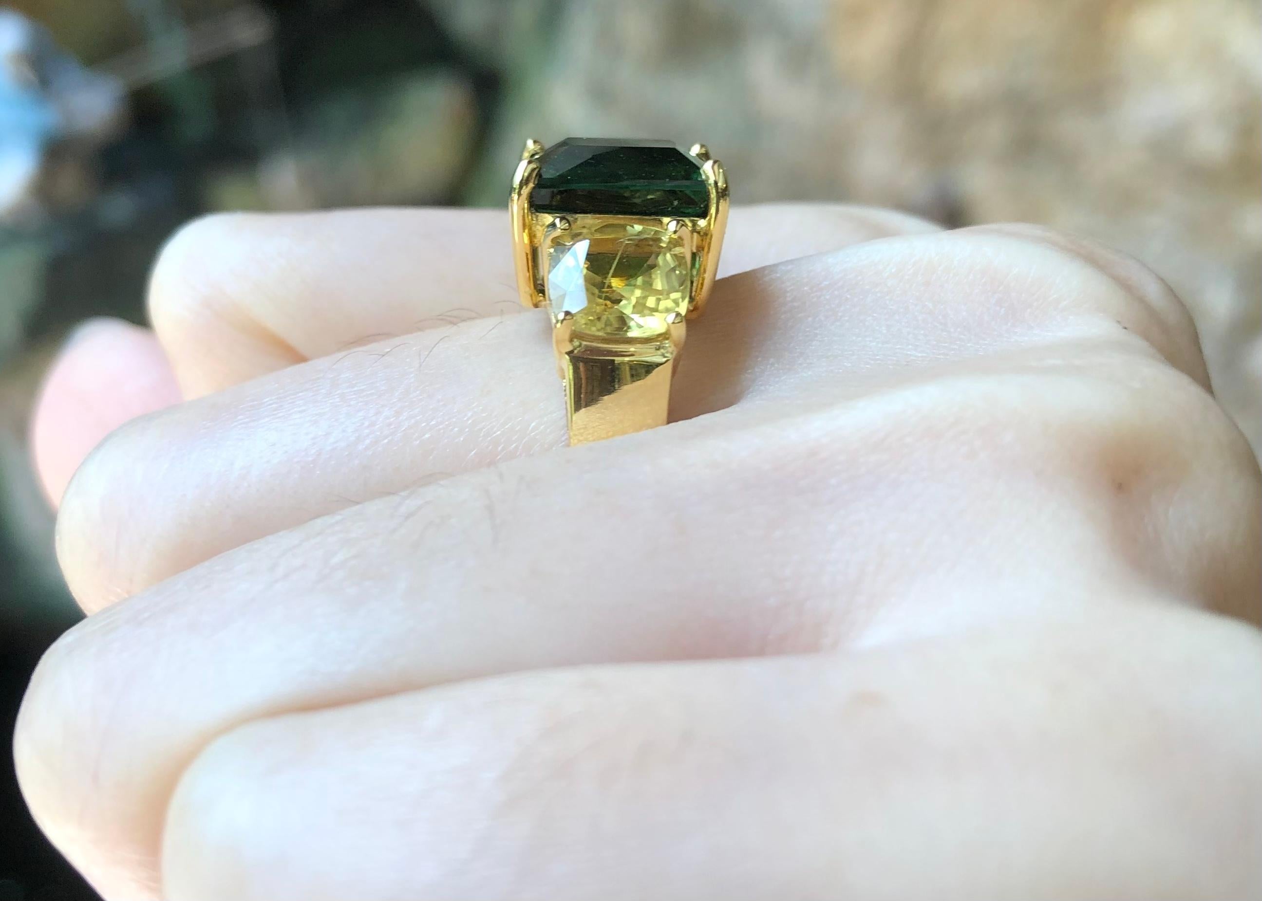 Green Tourmaline and Yellow Sapphire Ring Set in 18 Karat Gold Settings In New Condition For Sale In Bangkok, TH