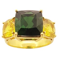 Bague en or 18 carats sertie d'une tourmaline verte et de saphirs jaunes