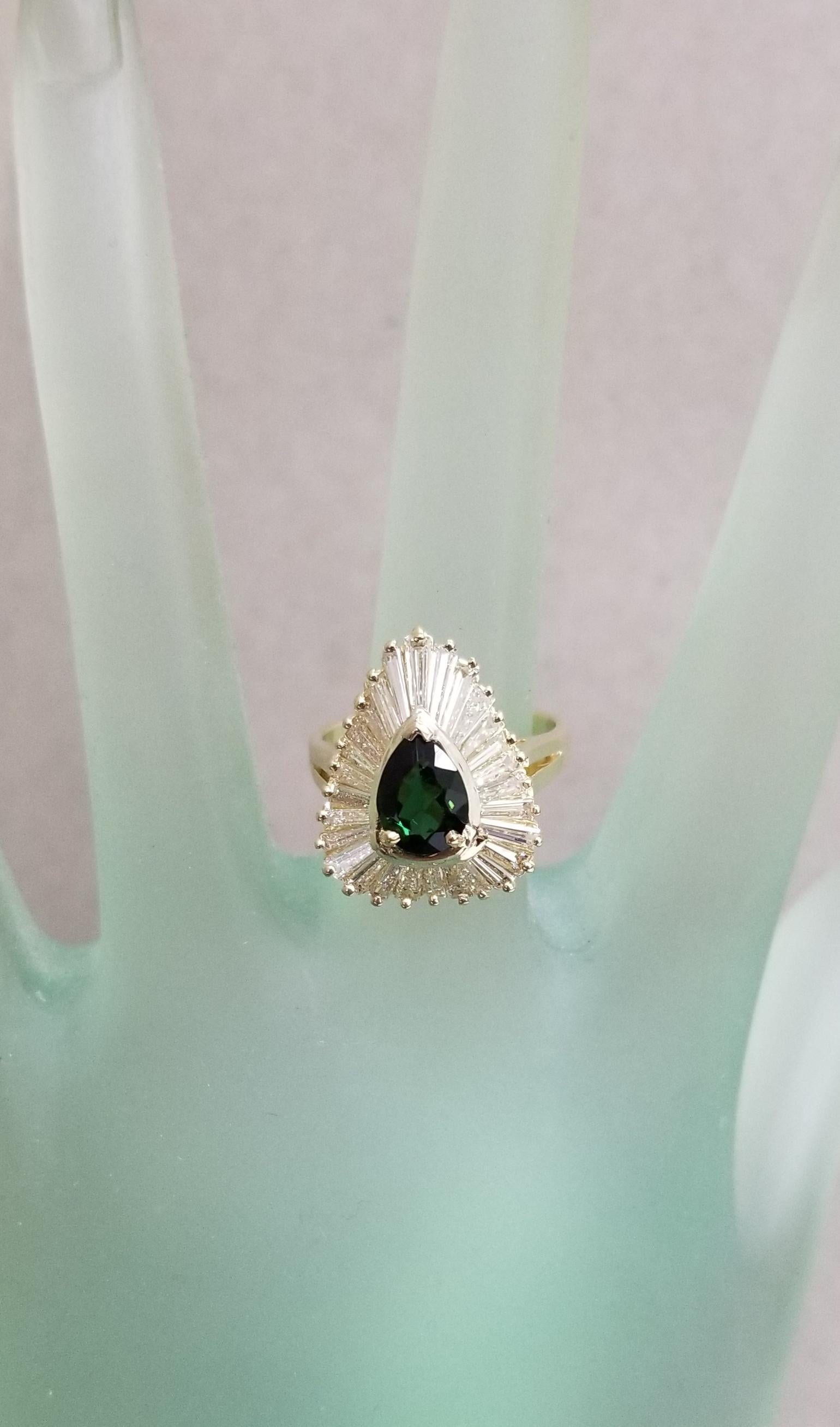 Ring mit grünem Turmalin im „Ballerina“-Diamant im Baguette-Stil im Angebot 4