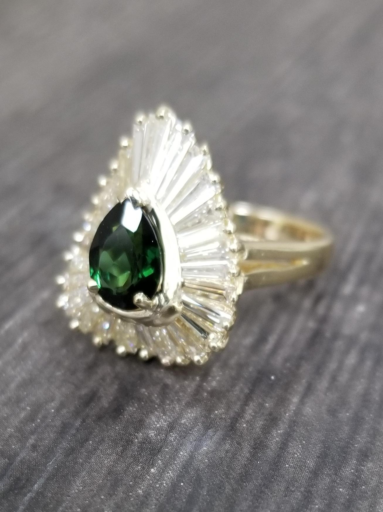 Ring mit grünem Turmalin im „Ballerina“-Diamant im Baguette-Stil (Zeitgenössisch) im Angebot