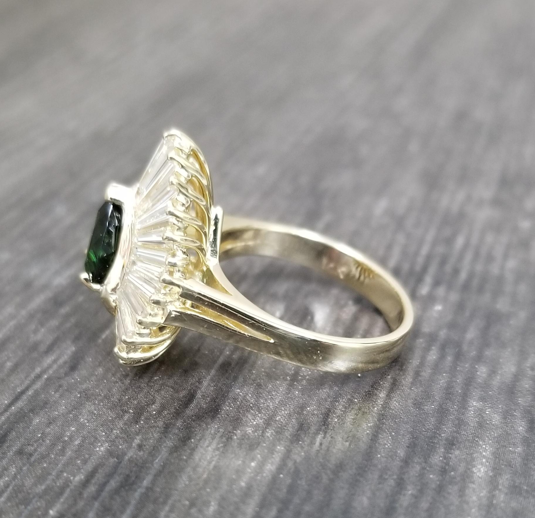 Ring mit grünem Turmalin im „Ballerina“-Diamant im Baguette-Stil (Tropfenschliff) im Angebot