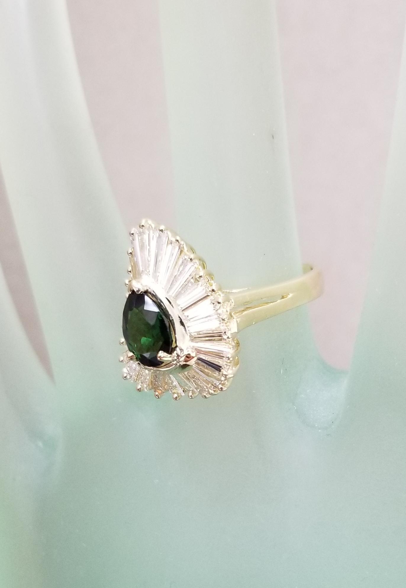Ring mit grünem Turmalin im „Ballerina“-Diamant im Baguette-Stil im Angebot 1