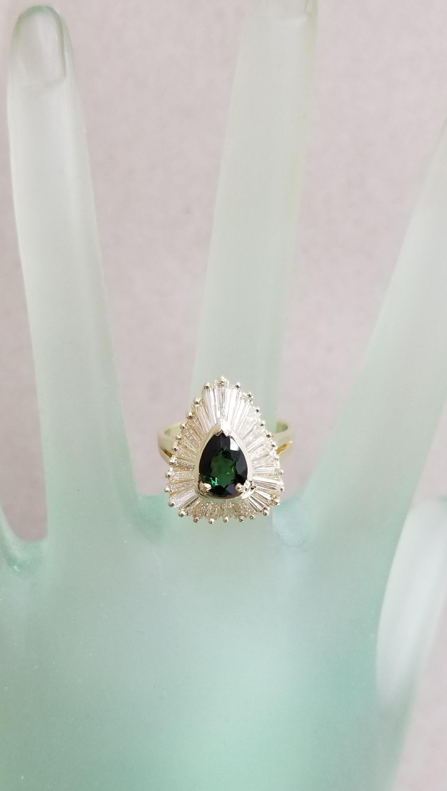 Ring mit grünem Turmalin im „Ballerina“-Diamant im Baguette-Stil im Angebot 2