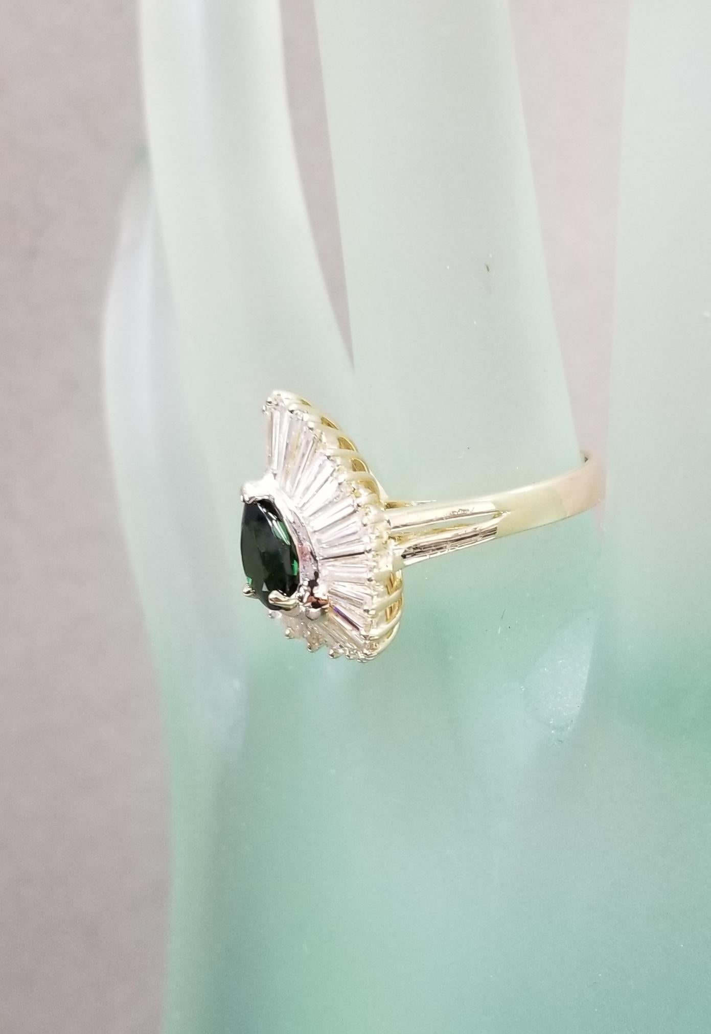 Ring mit grünem Turmalin im „Ballerina“-Diamant im Baguette-Stil im Angebot 3