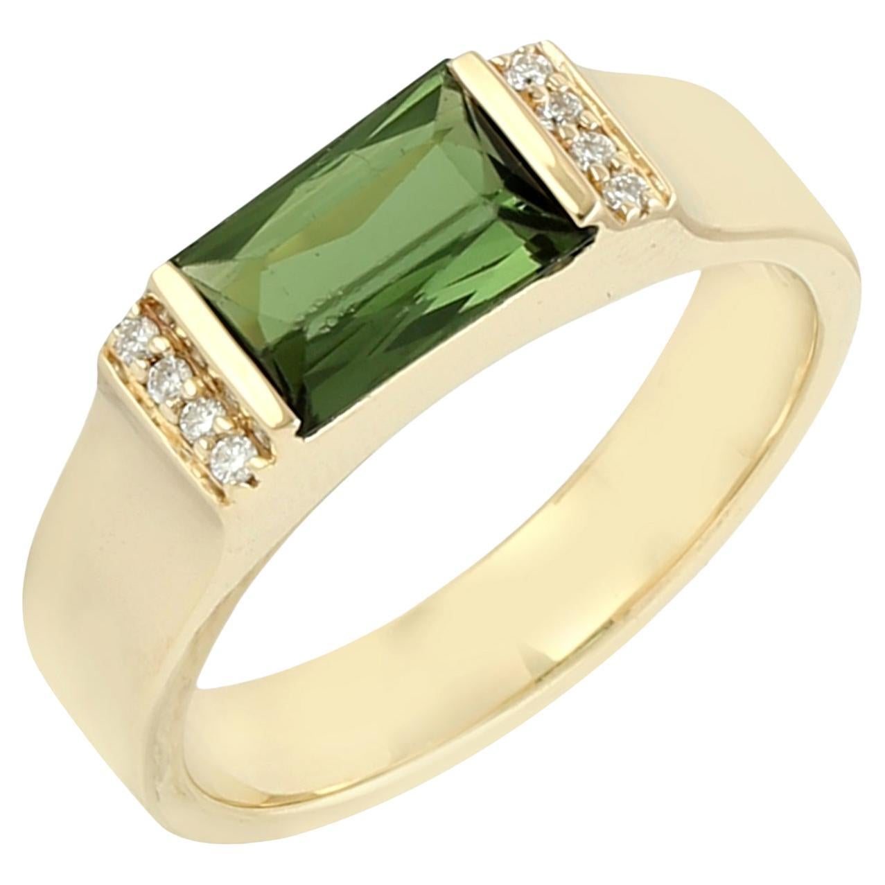 Anillo de Turmalina Verde con Diamantes en Oro Amarillo de 14k