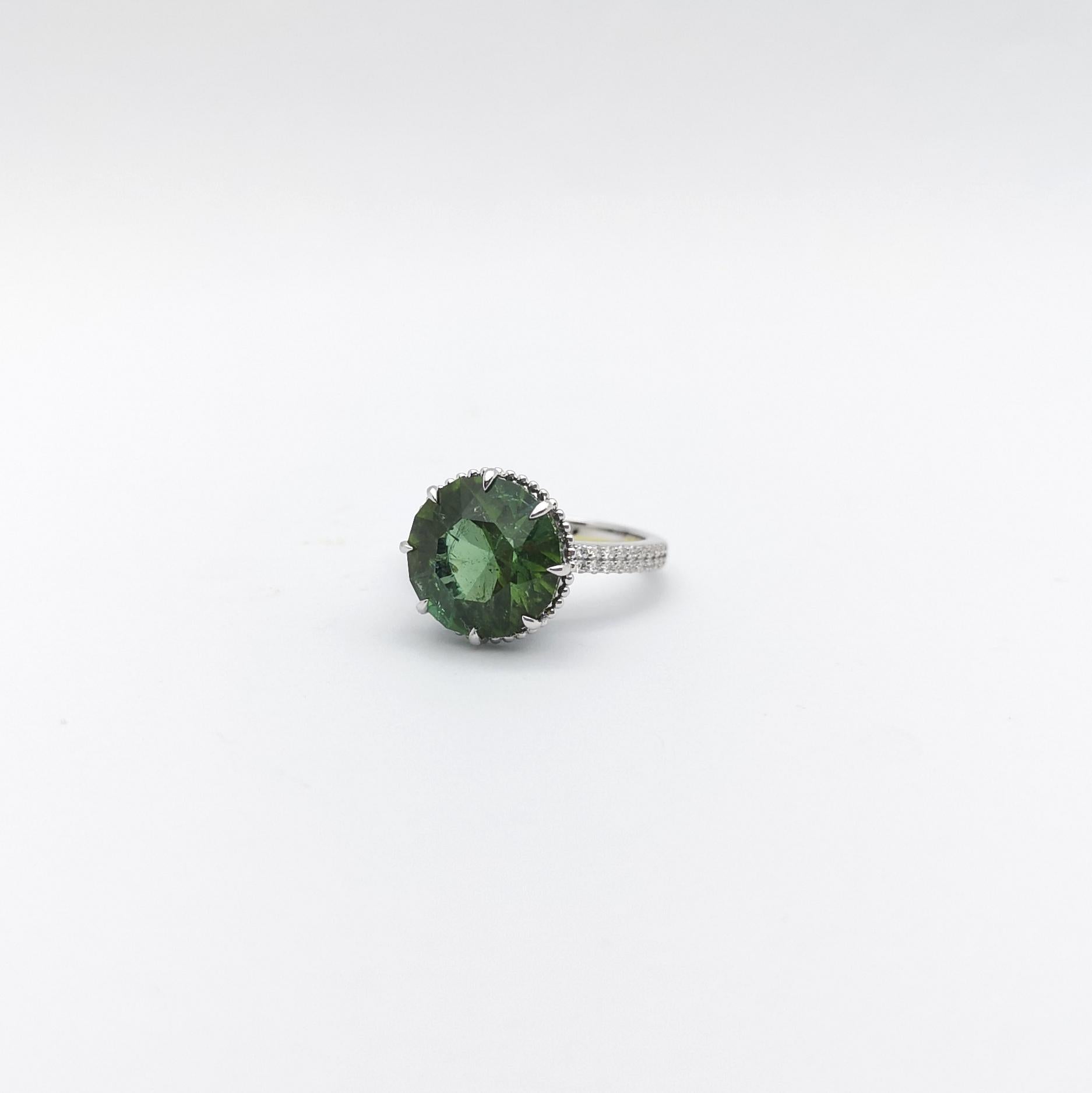 Green Tourmaline, Blue Sapphire and Diamond Ring set in 18K White Gold Settings For Sale 5