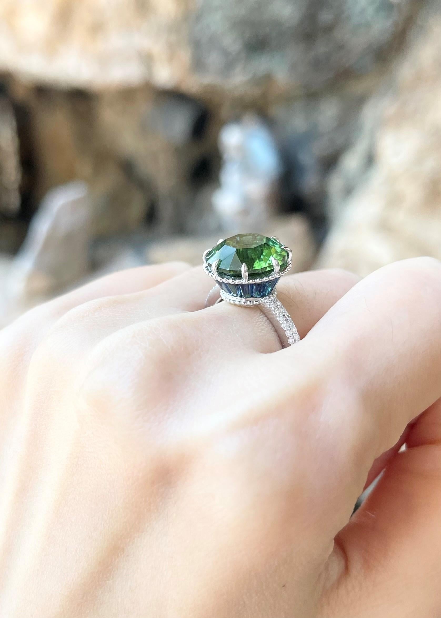 Round Cut Green Tourmaline, Blue Sapphire and Diamond Ring set in 18K White Gold Settings For Sale