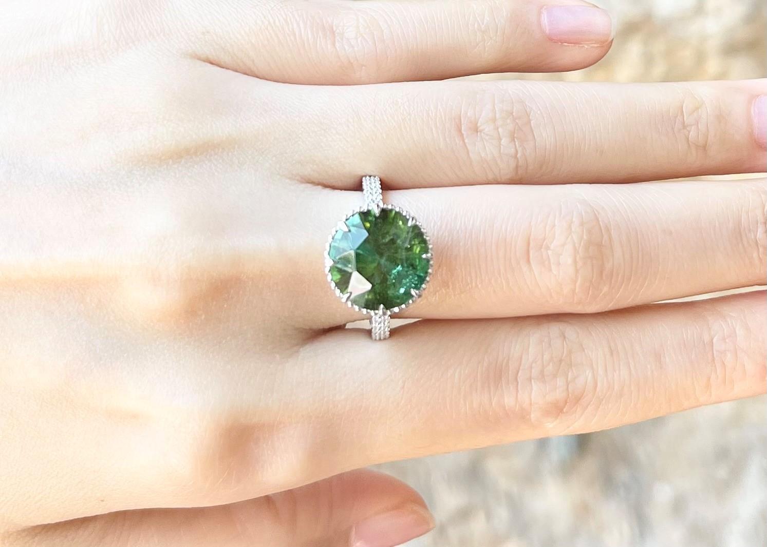 Green Tourmaline, Blue Sapphire and Diamond Ring set in 18K White Gold Settings In New Condition For Sale In Bangkok, TH
