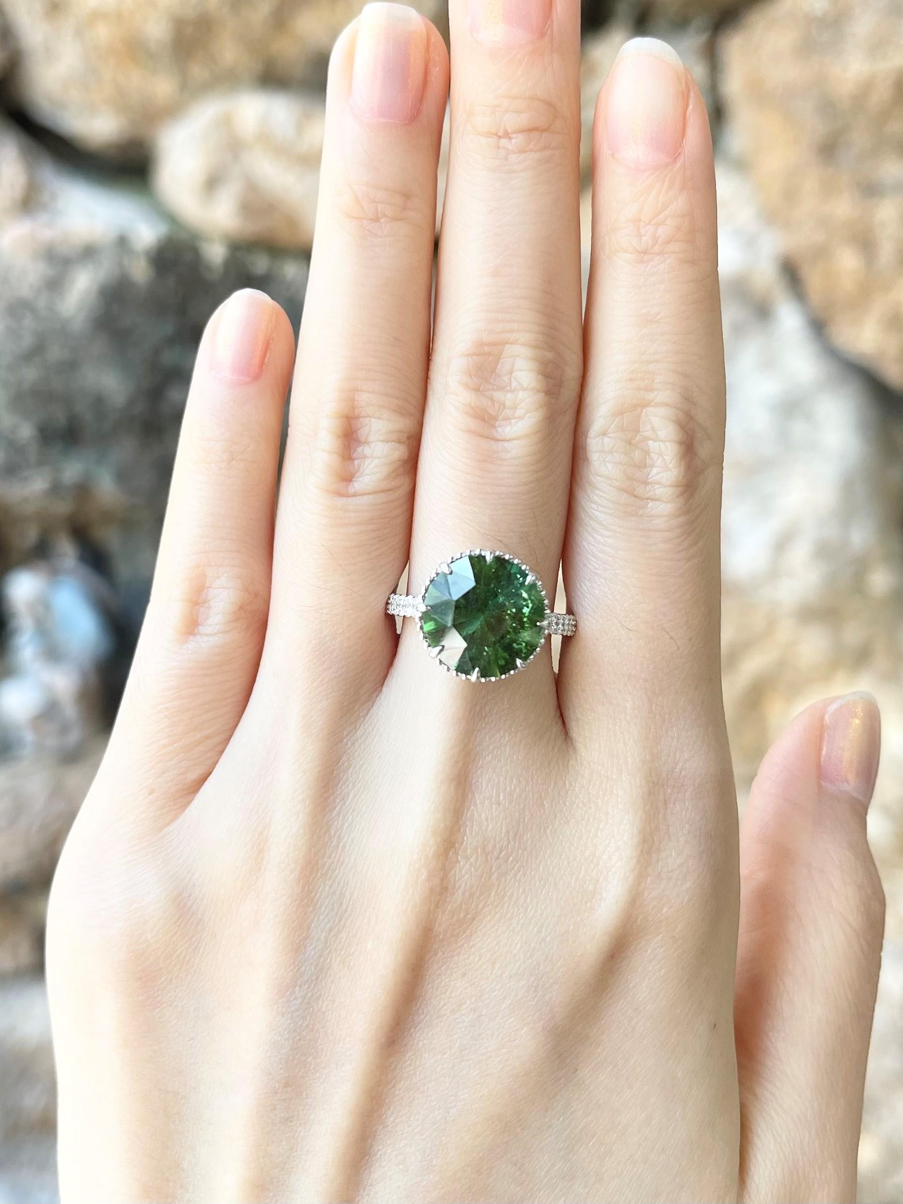 Green Tourmaline, Blue Sapphire and Diamond Ring set in 18K White Gold Settings For Sale 1