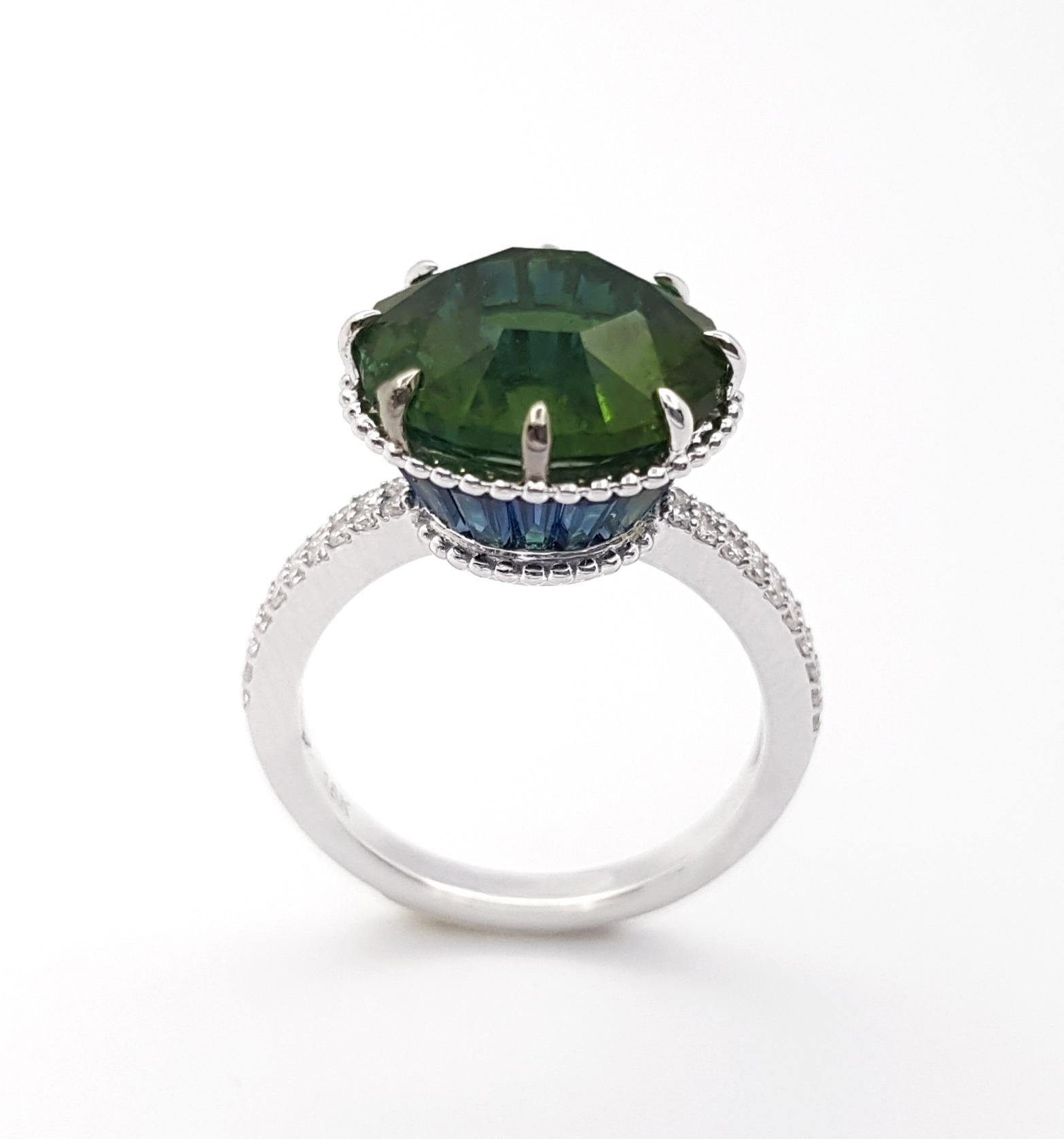 Green Tourmaline, Blue Sapphire and Diamond Ring set in 18K White Gold Settings For Sale 3
