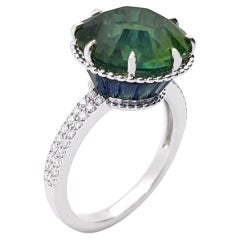 Anello con tormalina verde, zaffiro blu e diamante incastonato in oro bianco 18 carati