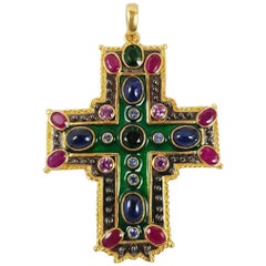 Pendentif croix en or 18 carats avec tourmaline verte, saphir bleu cabochon et rubis