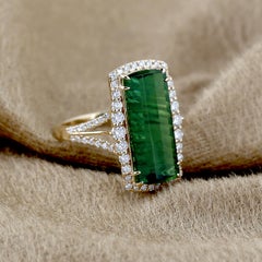 Anillo De Cóctel De Turmalina Verde Con Diamantes Engastados En Oro Amarillo De 18k