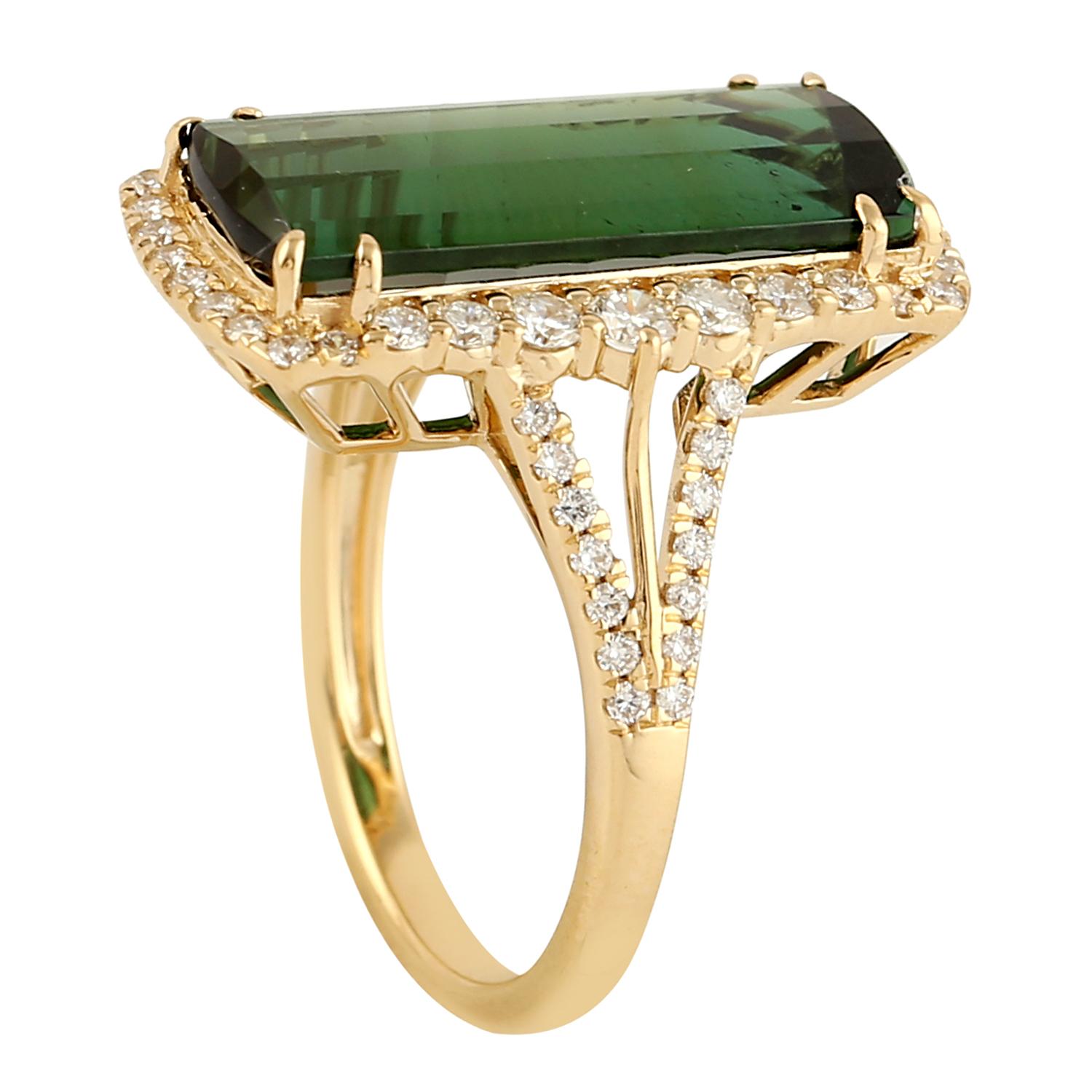 Green Tourmaline Cocktail Ring With Pave Diamonds Made In 18k yellow Gold In New Condition For Sale In New York, NY