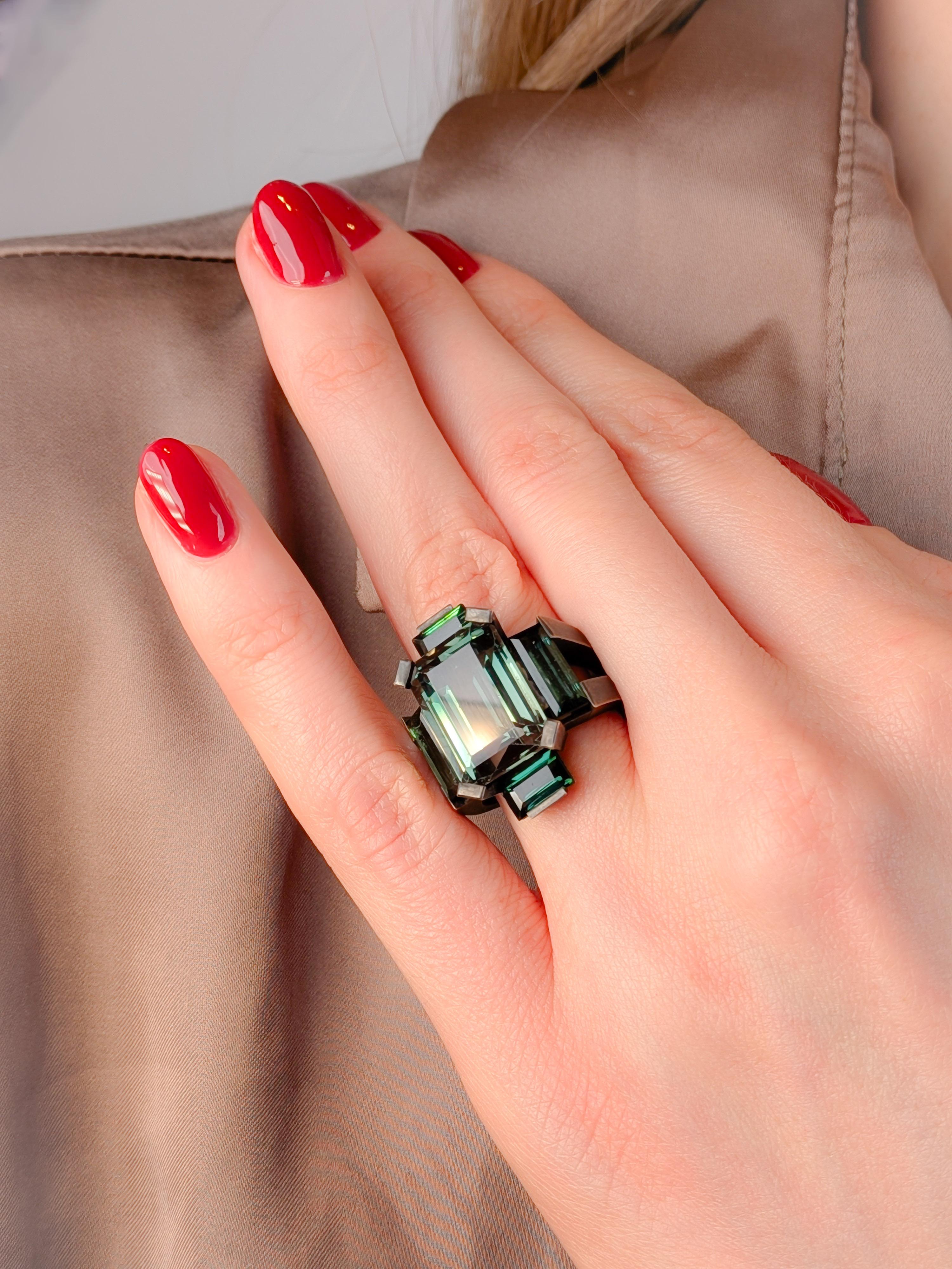 Anillo en cruz de turmalina verde 8ct bronce bruñido negro by MXHM en venta 4