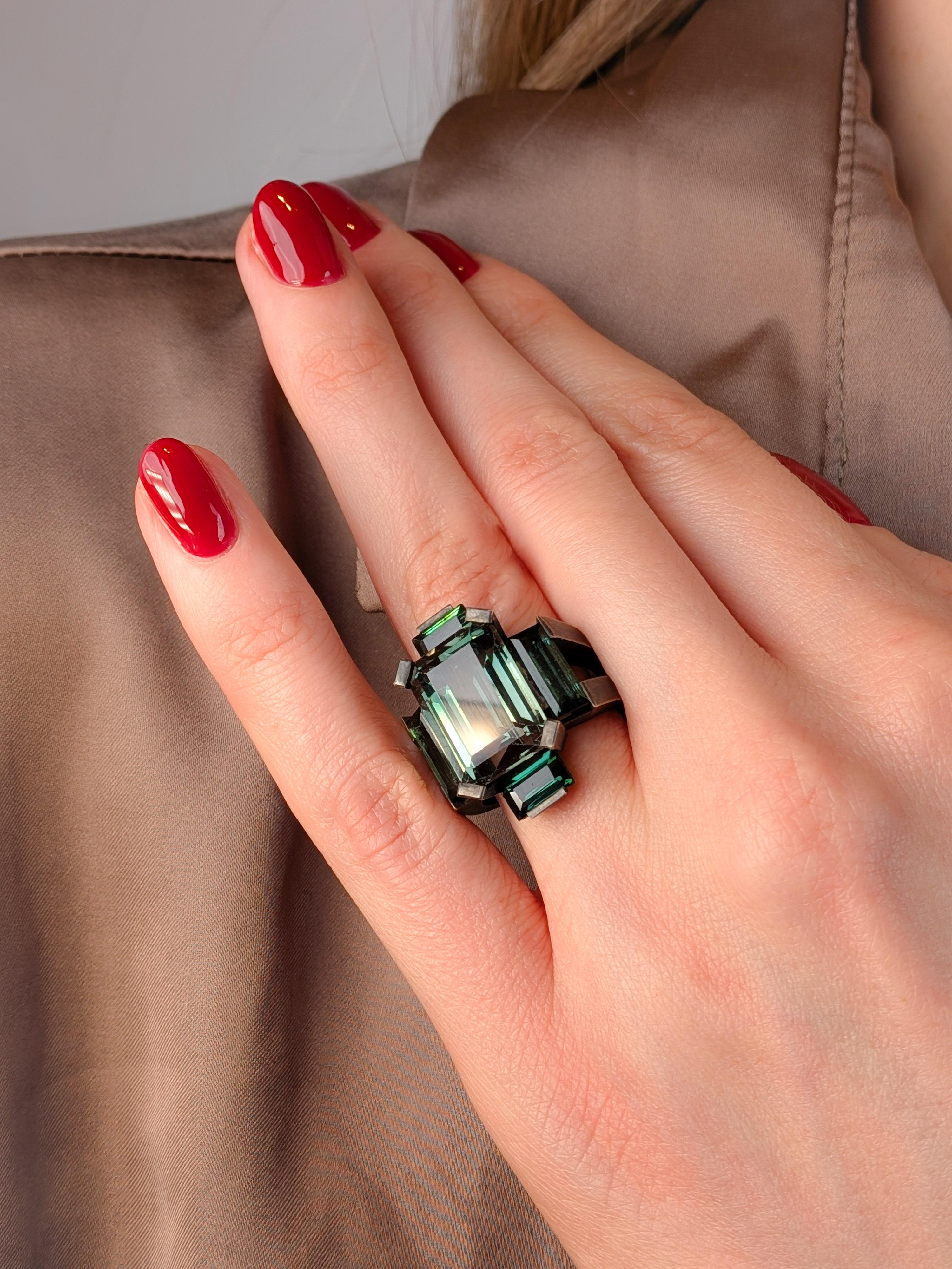 Anillo en cruz de turmalina verde 8ct bronce bruñido negro by MXHM Contemporáneo en venta