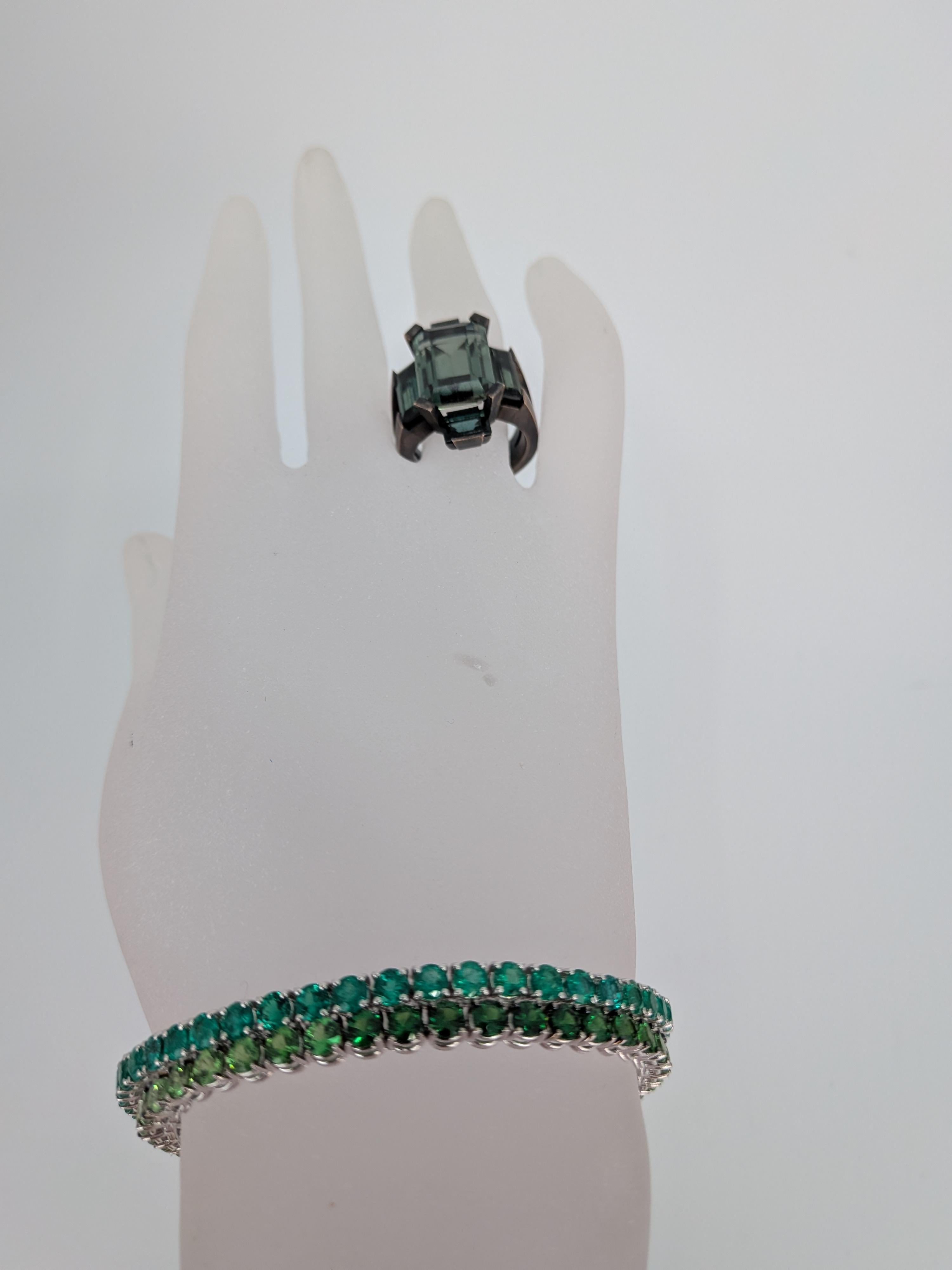 Anillo en cruz de turmalina verde 8ct bronce bruñido negro by MXHM en Nuevo estado para la venta en München, DE