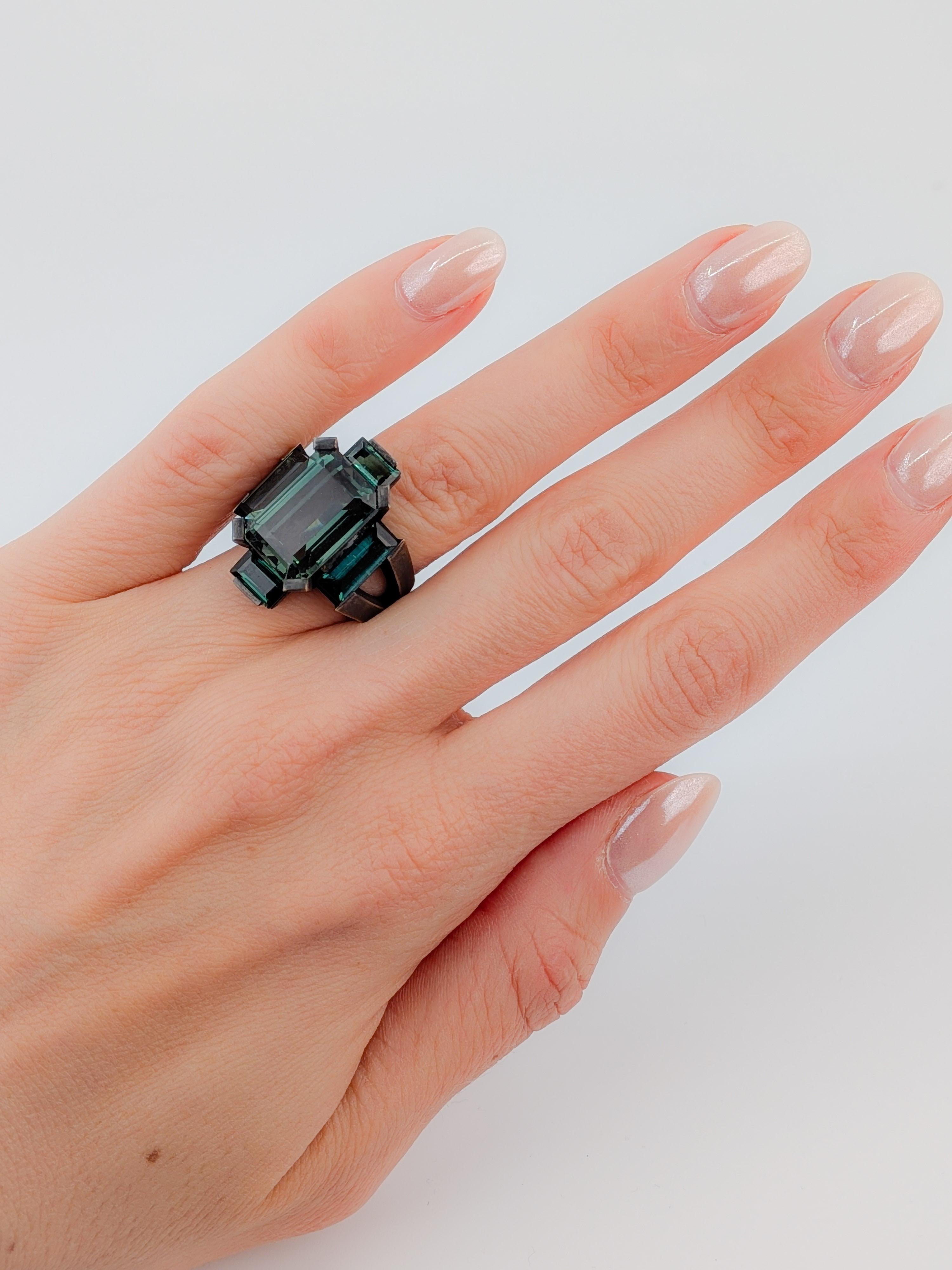 Femenino o masculino Anillo en cruz de turmalina verde 8ct bronce bruñido negro by MXHM en venta