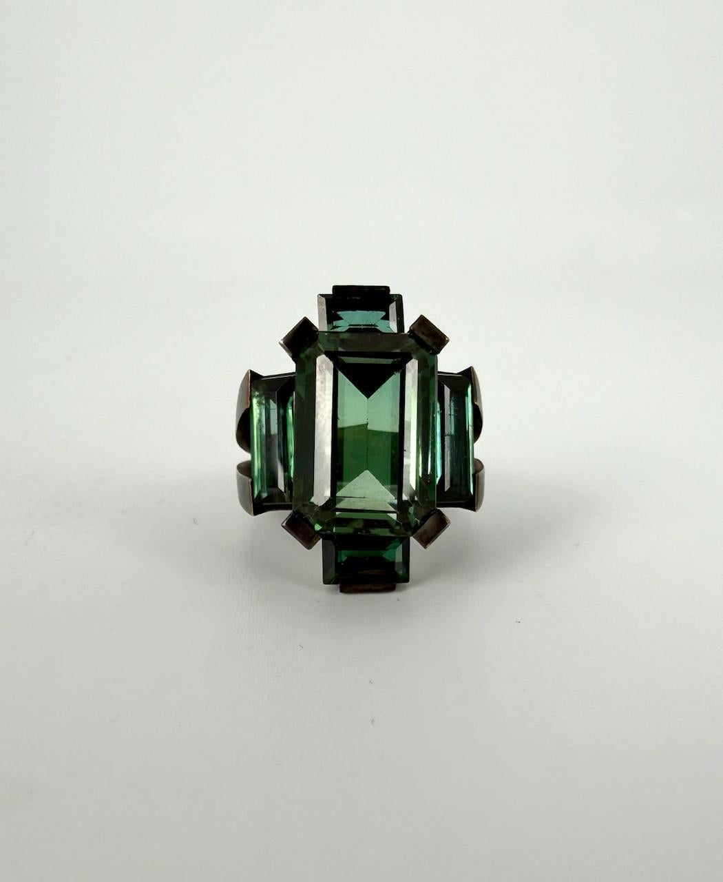 Anillo en cruz de turmalina verde 8ct bronce bruñido negro by MXHM en venta 1