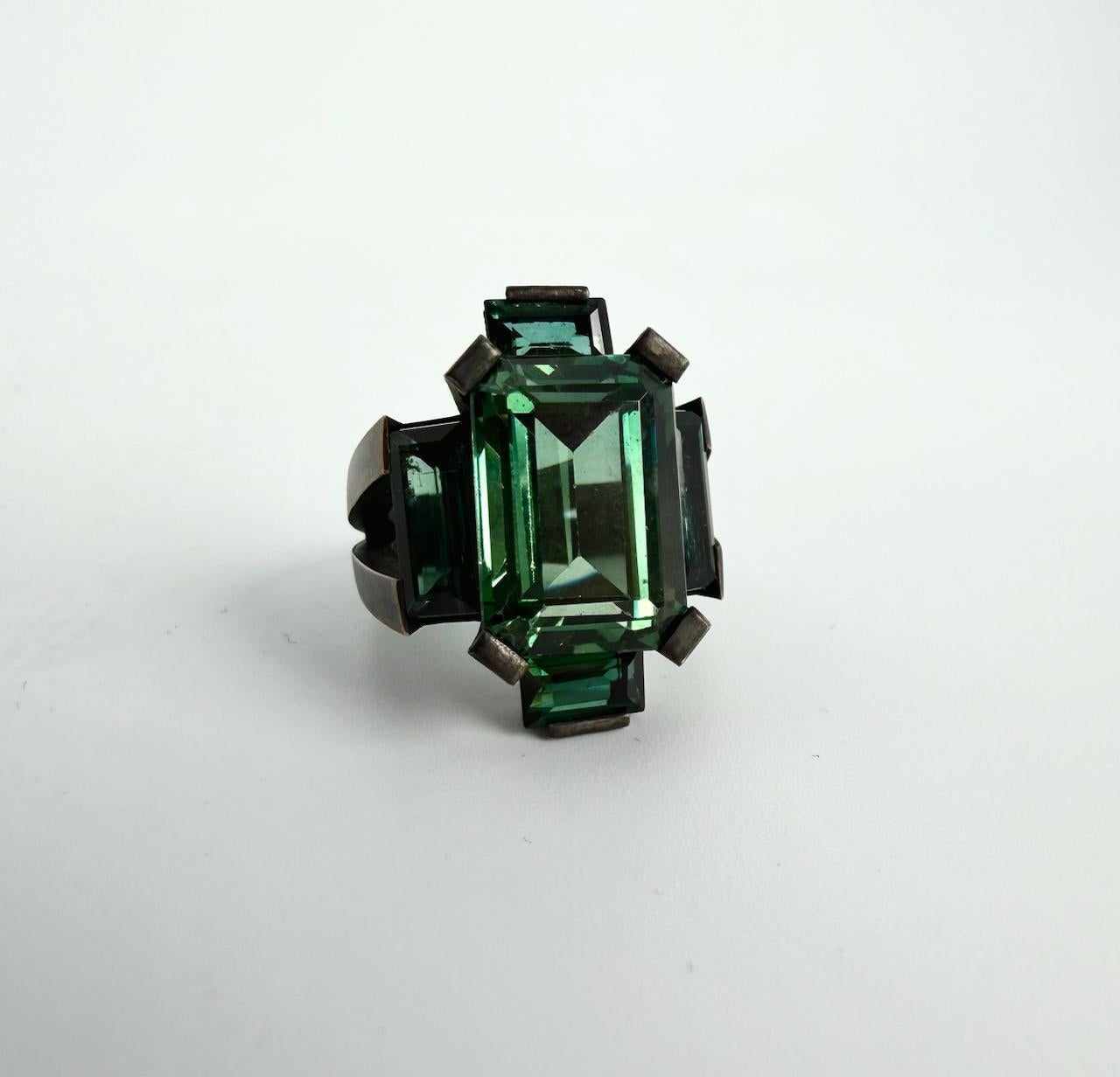 Anillo en cruz de turmalina verde 8ct bronce bruñido negro by MXHM en venta 2