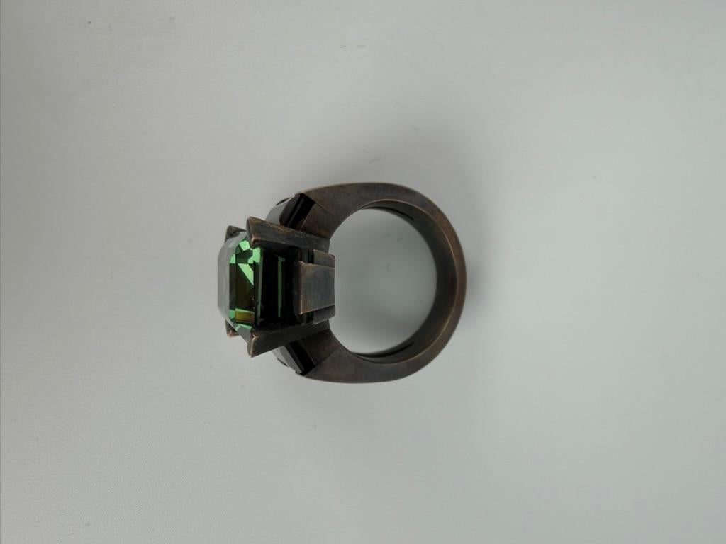 Anillo en cruz de turmalina verde 8ct bronce bruñido negro by MXHM en venta 3