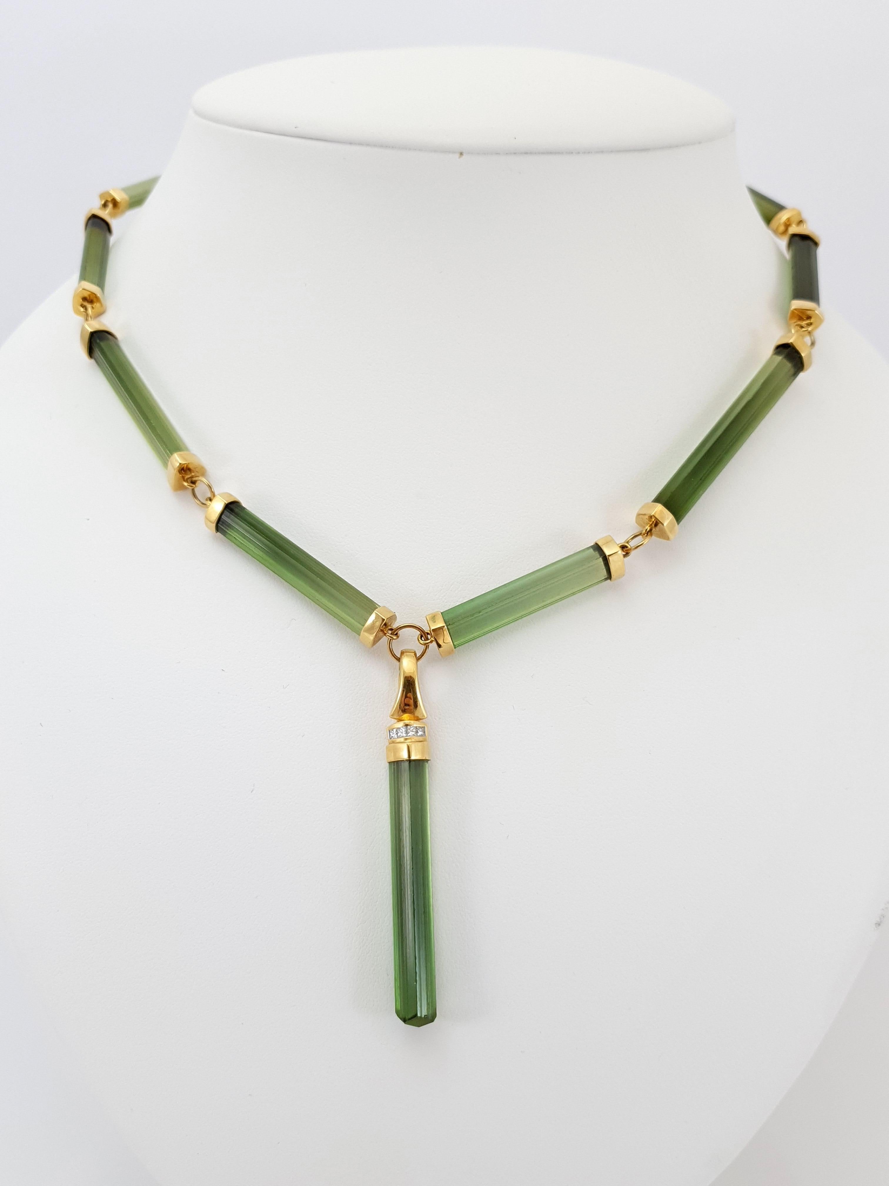 Ce collier en perles de tourmaline verte naturelle avec or jaune 18 carats/diamants est entièrement fait à la main.
La découpe ainsi que l'orfèvrerie sont réalisées en qualité allemande. Le fermoir en forme de homard est facile à manipuler.
La